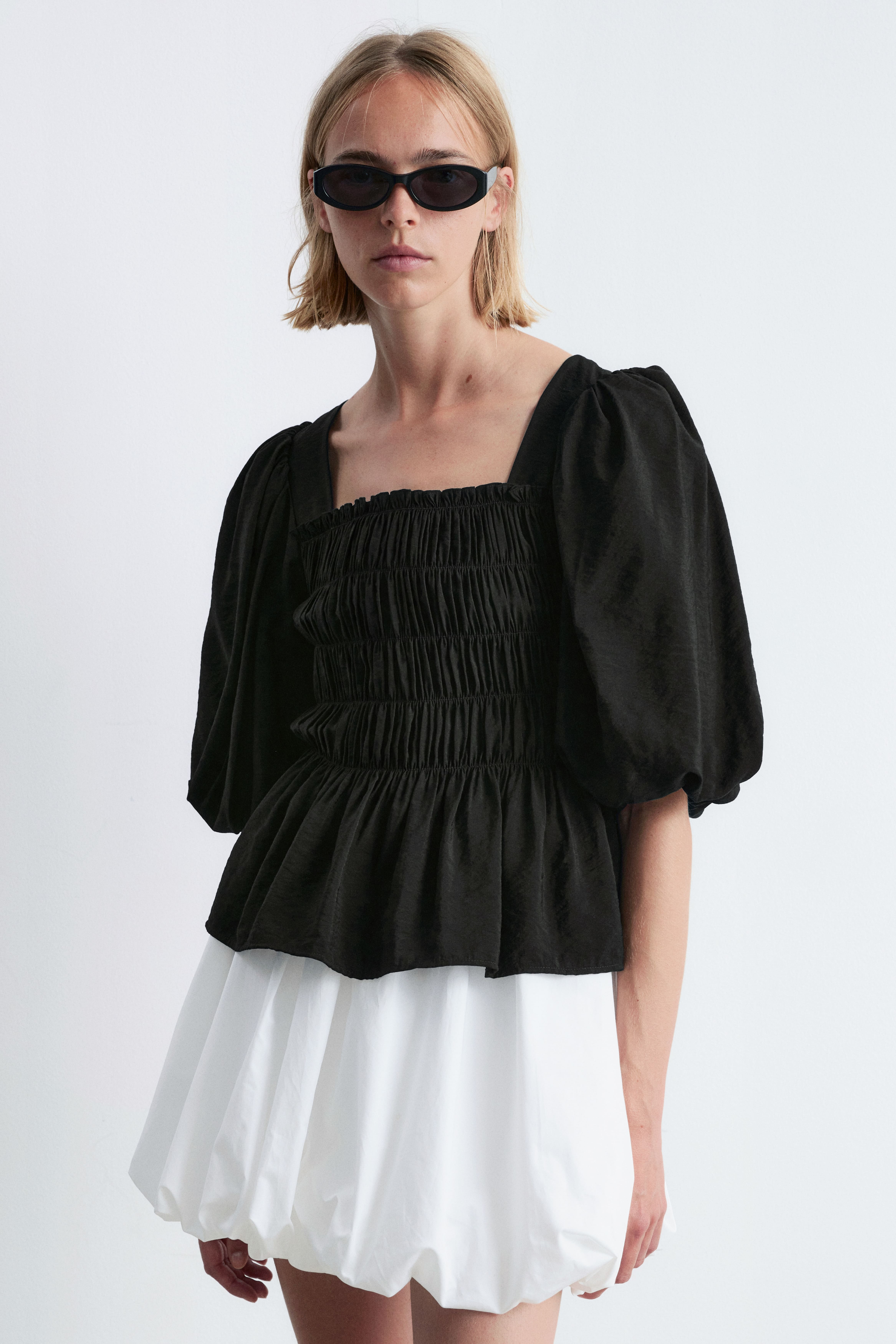 Smockad blus med puffärm - Svart