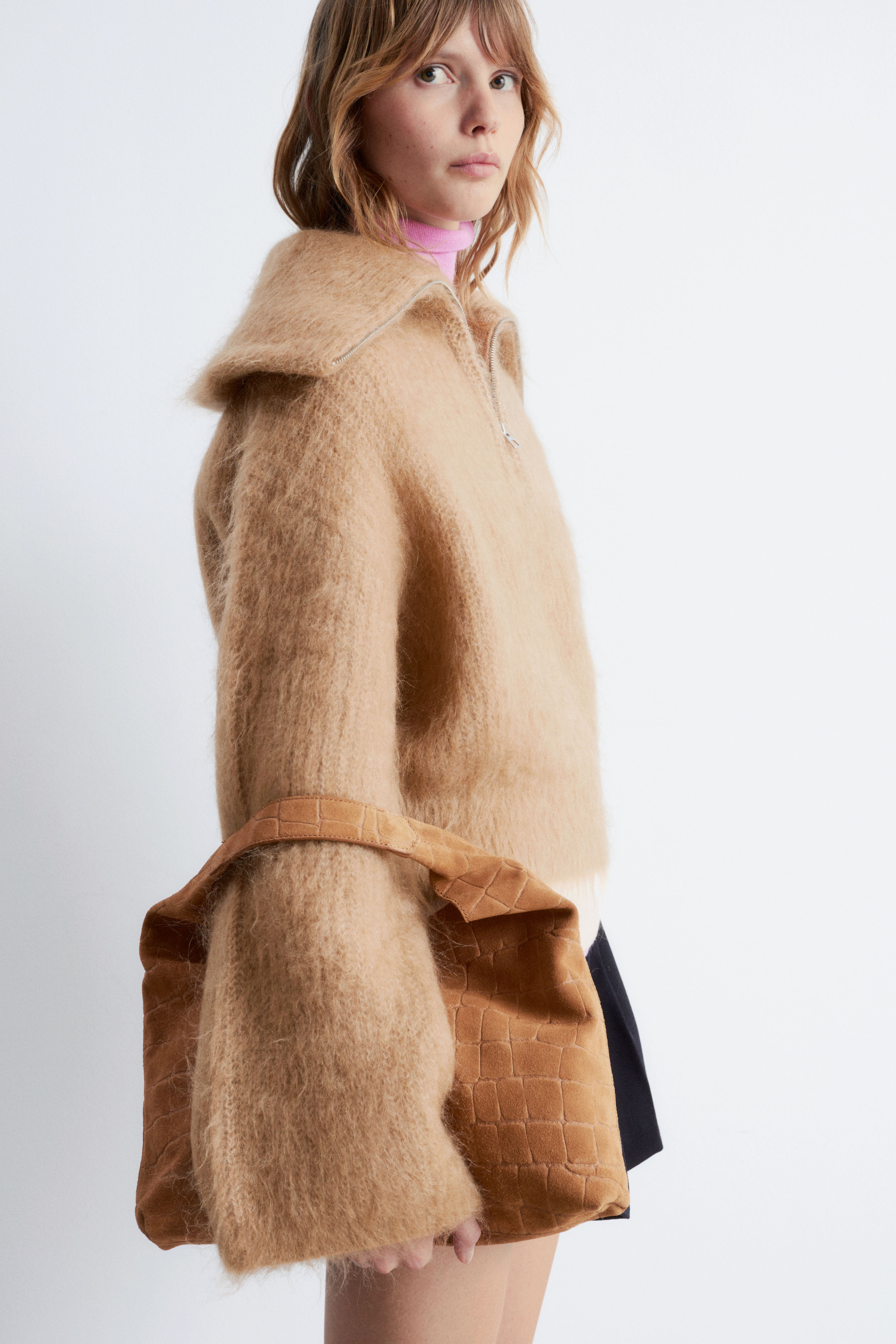 Liten krokodilmönstrad toteväska i mocka - mörkbeige