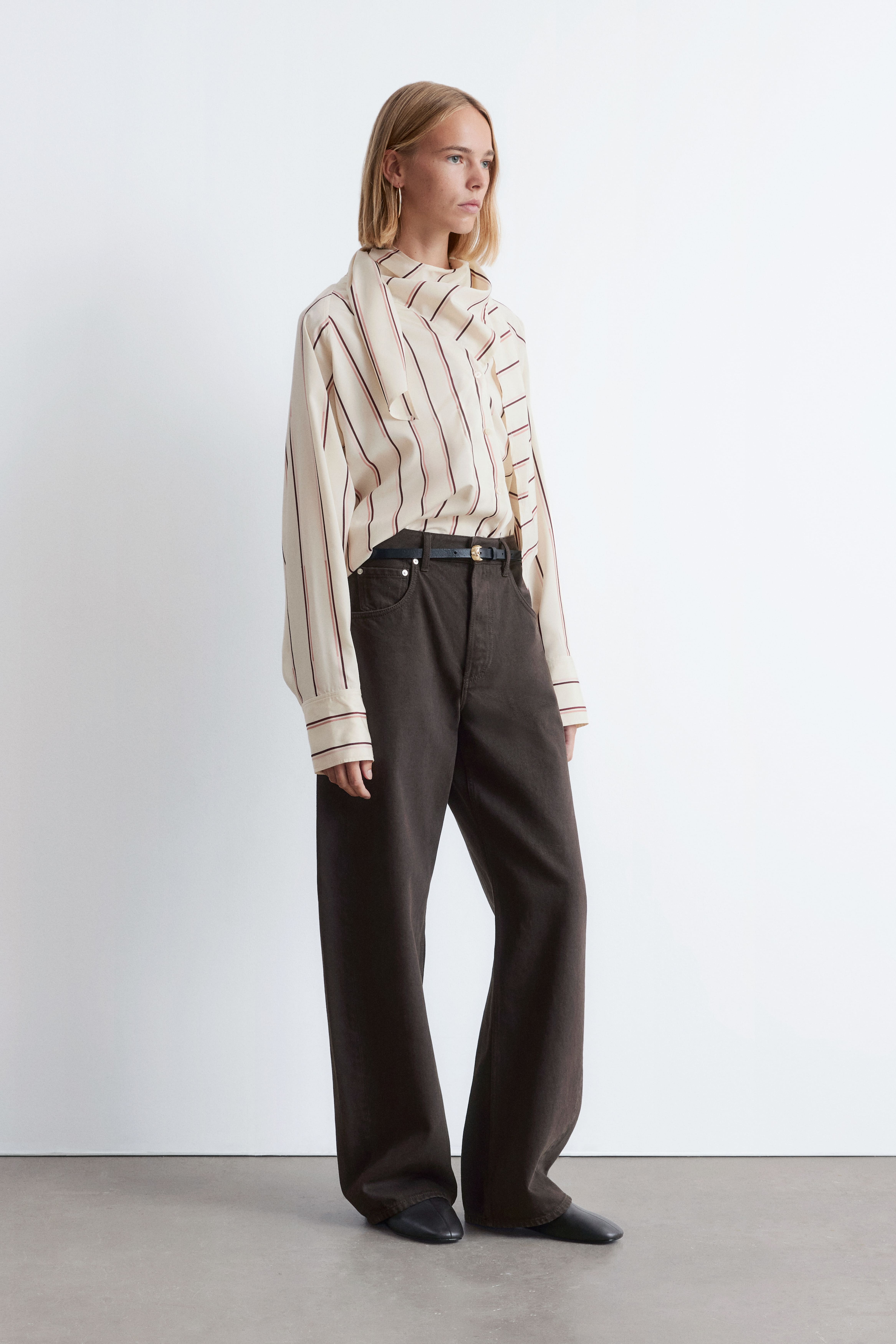 Skjorte med skjerf - Beige striper/Mørkerød