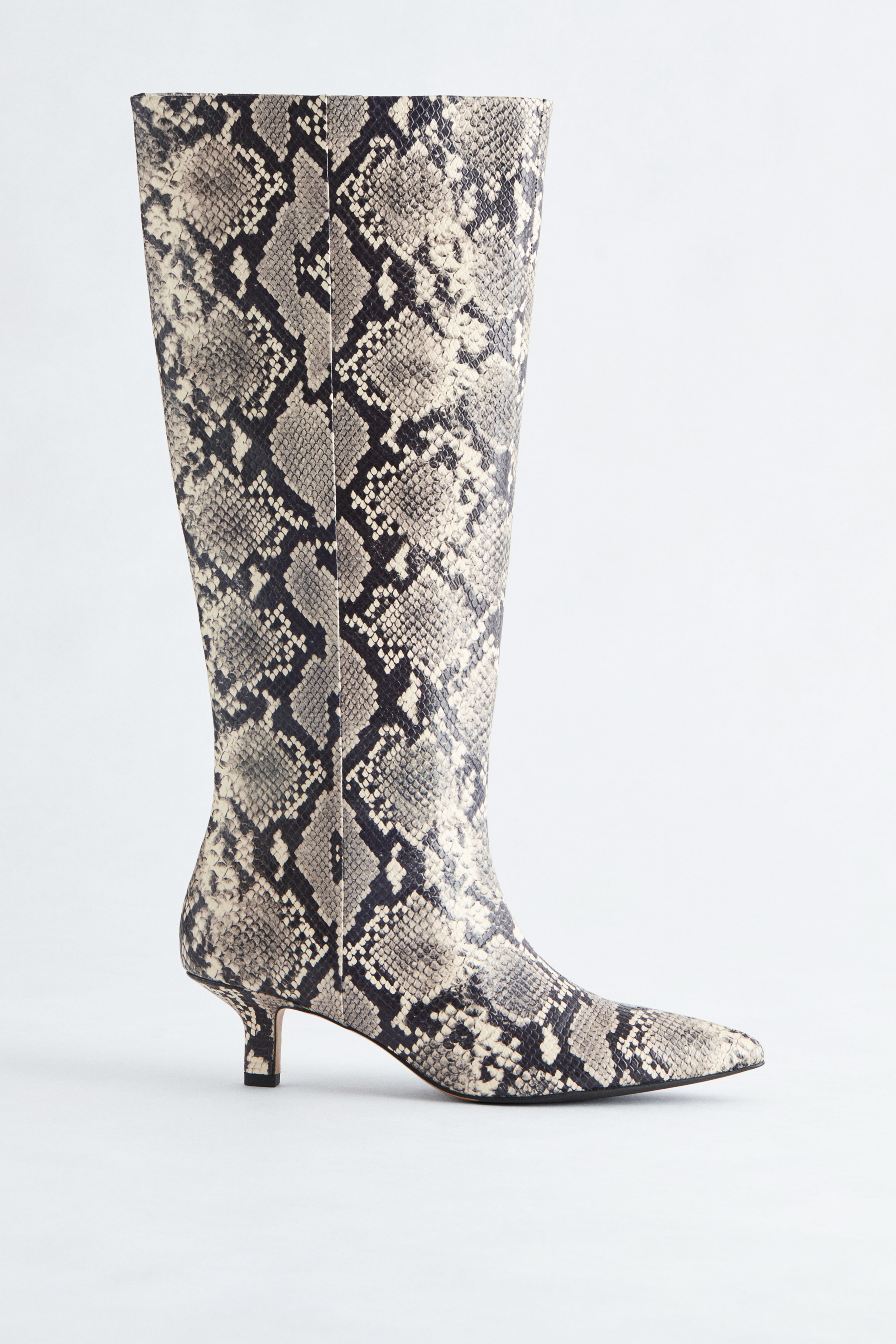 Kniehohe Lederstiefel mit Kitten-Heel - Hellbeiges Schlangenmuster/Schwarz/Dunkelbraun