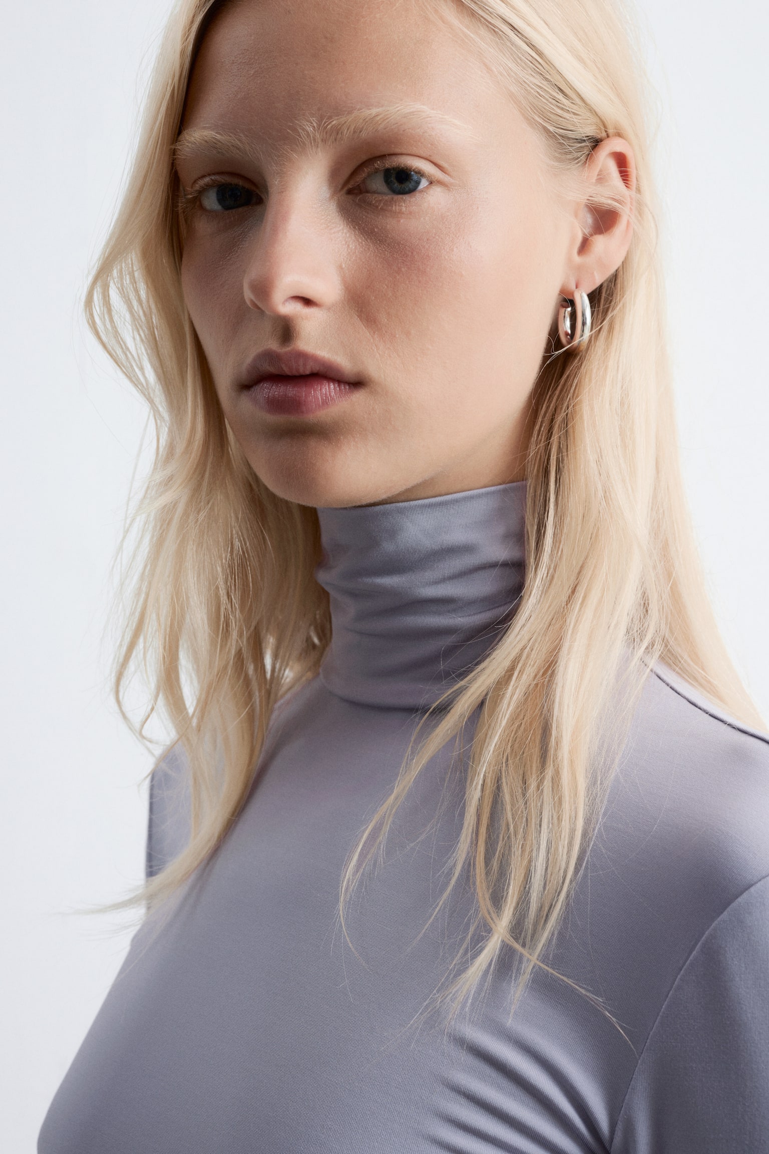 Schmal geschnittenes Oberteil mit Rollkragen - Helllila/Schwarz/Rot/Blumenmotiv - 6