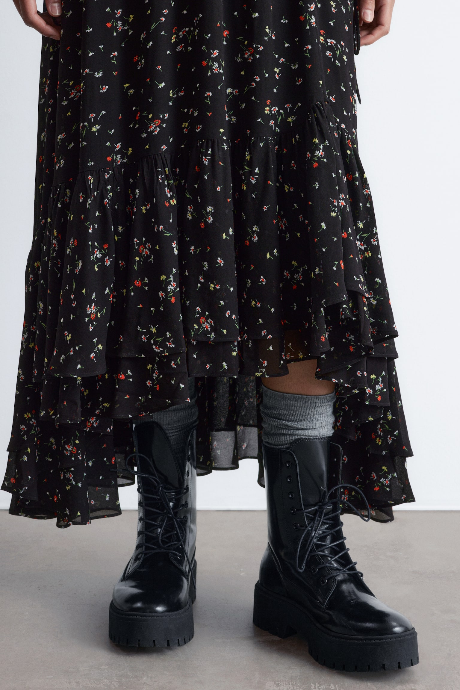 Maxi-jurk met lange mouwen en ruches - Zwart/gebloemd - 5