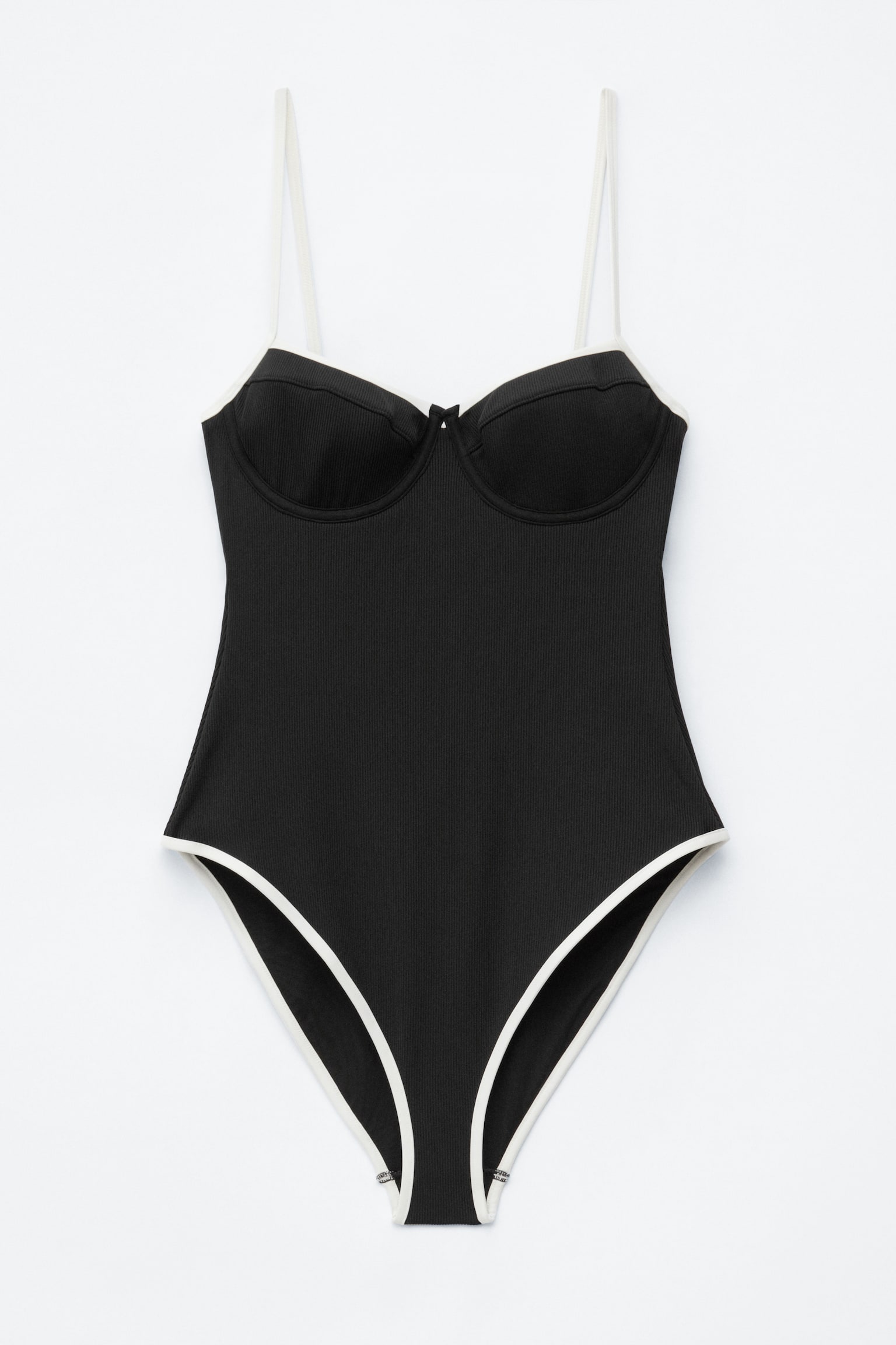 Ribbet badedragt med kontrastkanter - Sort/hvid