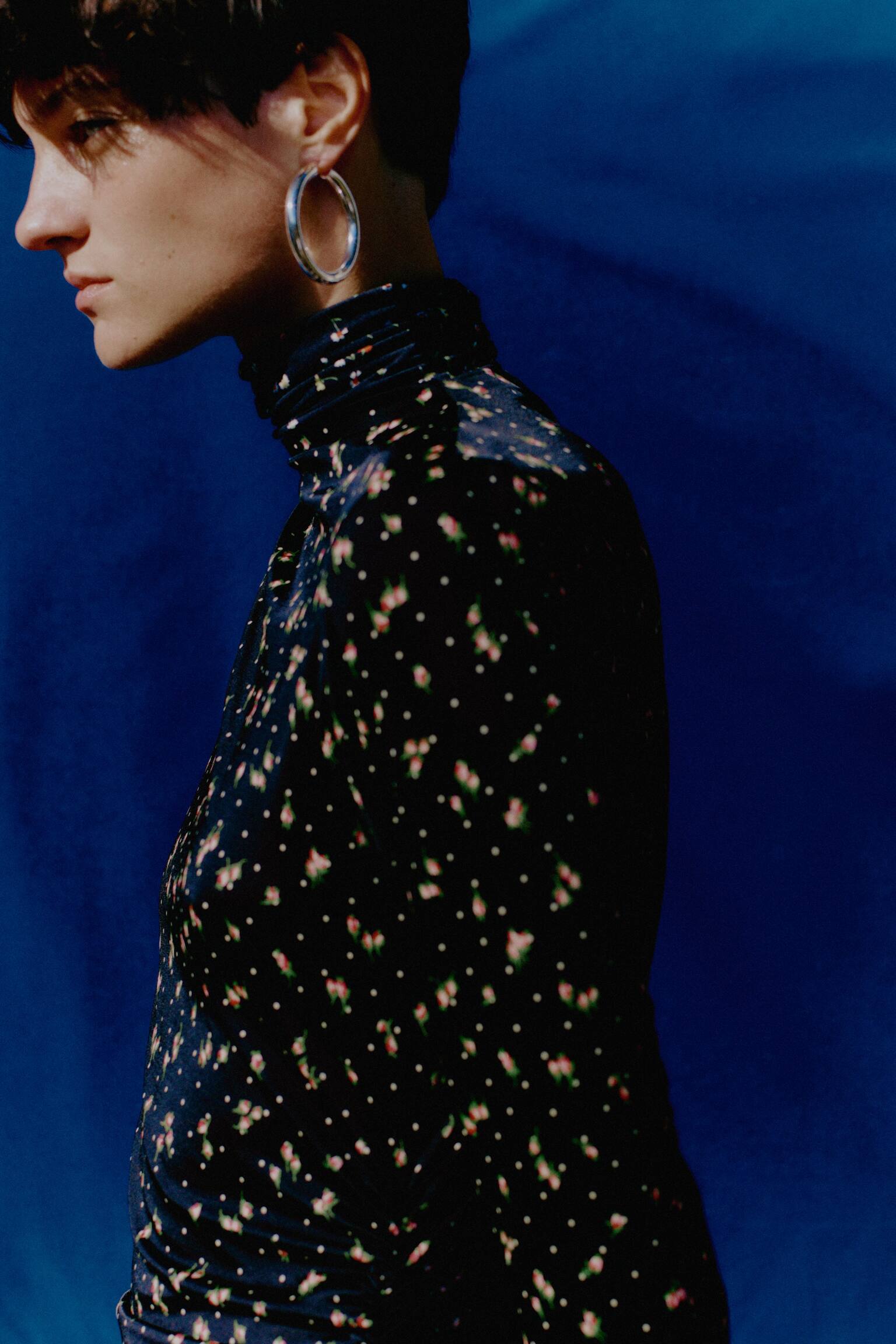 Midikleid mit Stehkragen - Schwarz/Geblümt - 4