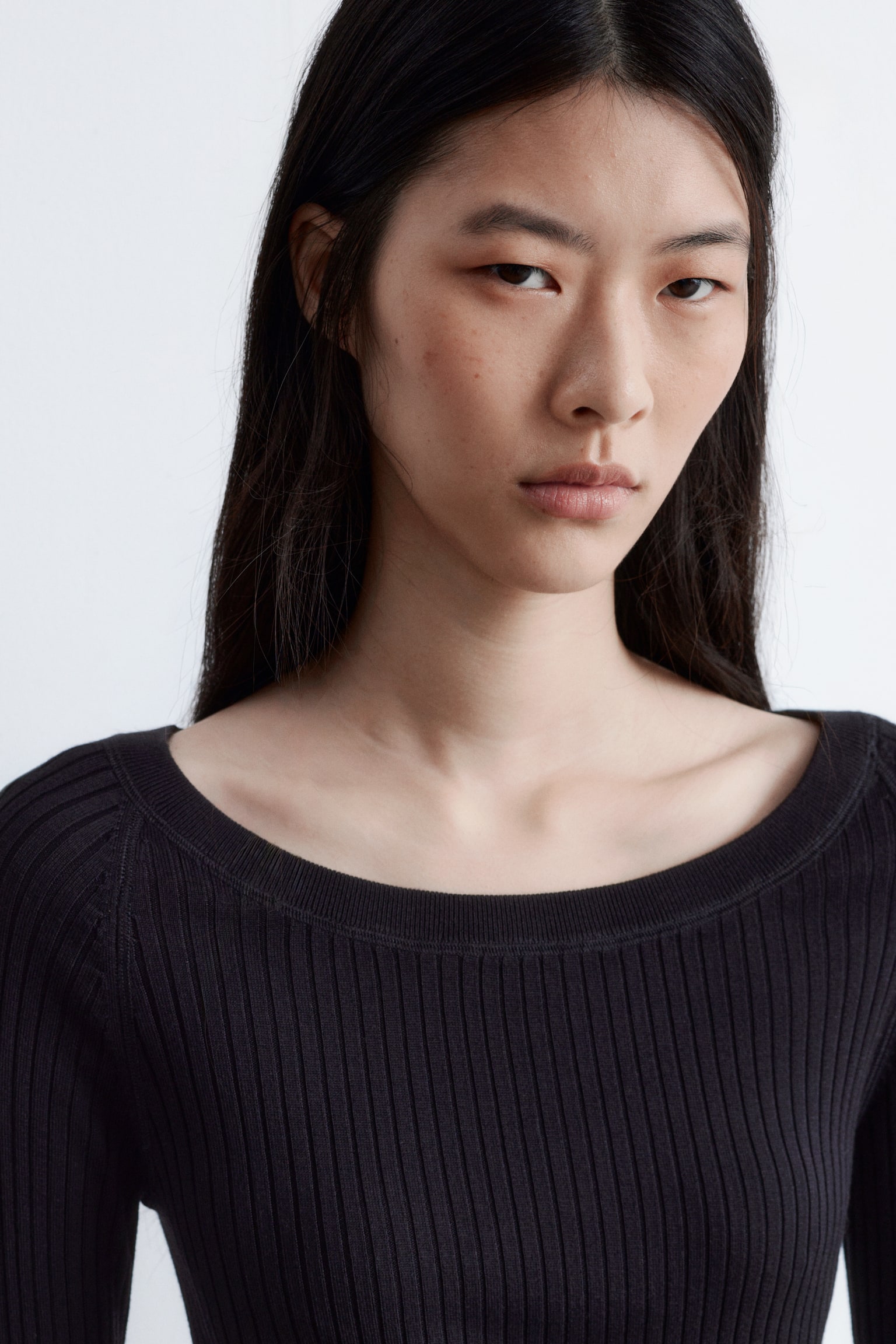 Oberteil aus Rippstrick mit U-Boot-Ausschnitt - Schwarz/Pfirsich - 6