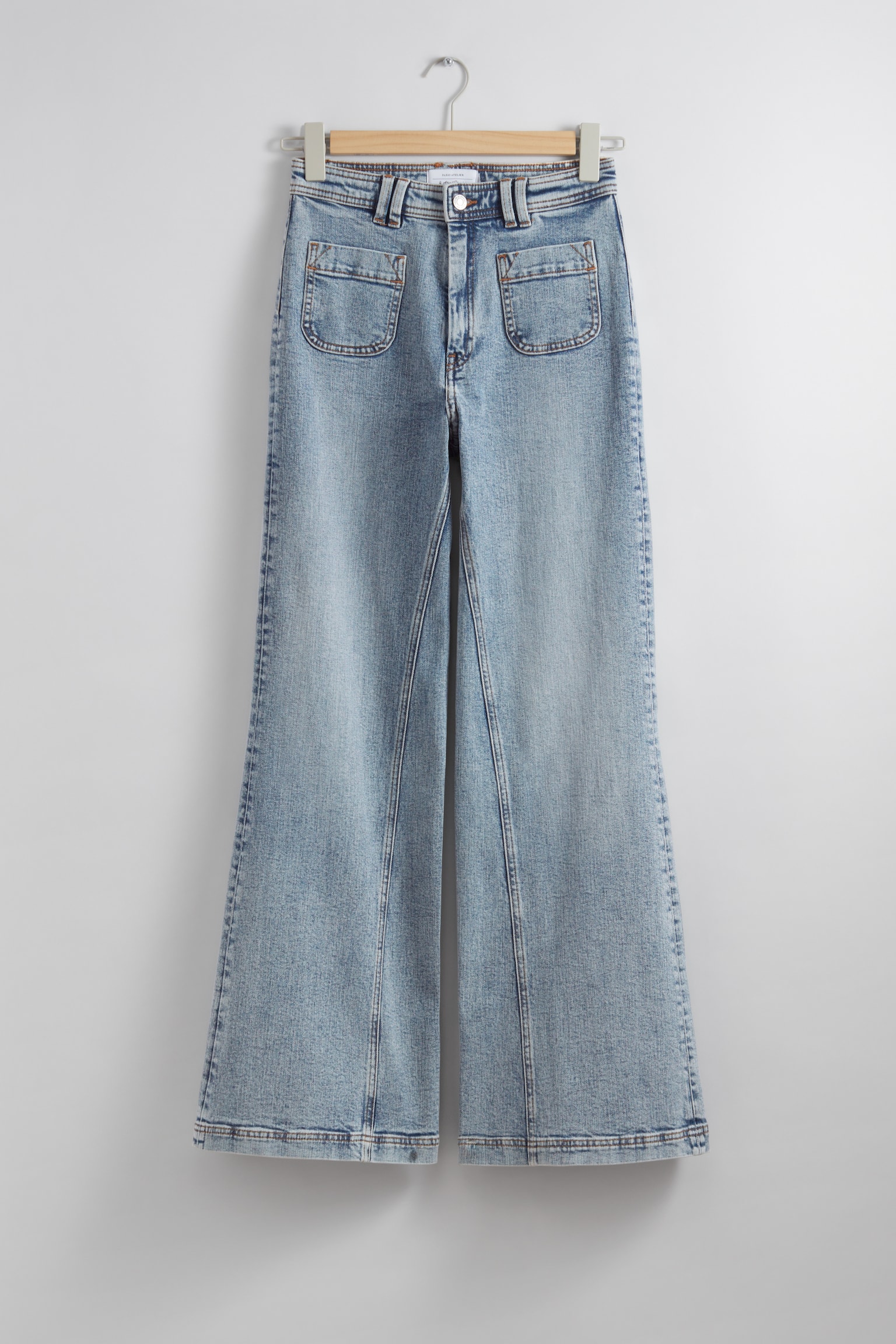 Ausgestellte Jeans mit aufgesetzten Taschen - Hellblau - 1