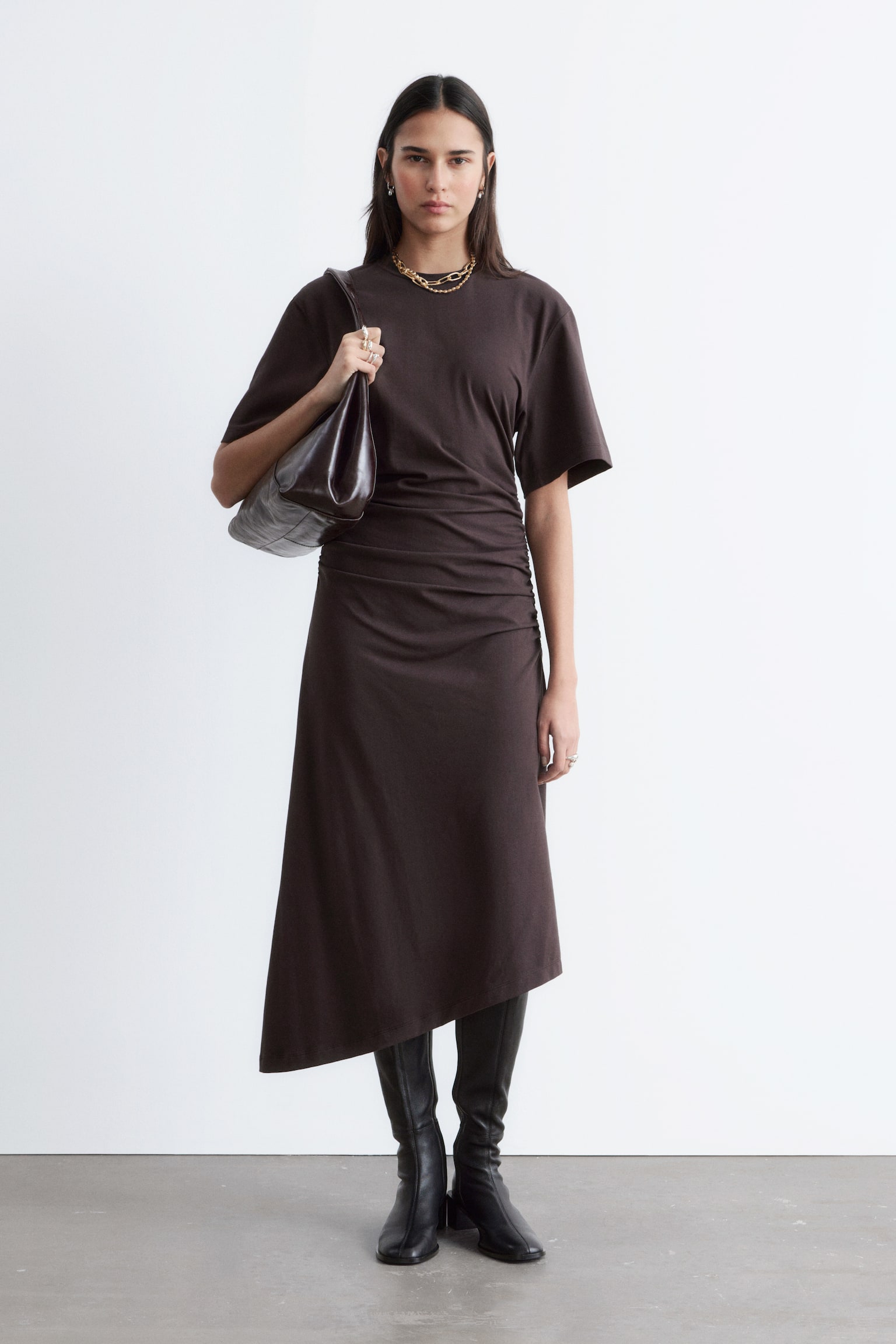 Asymetrické midi tričkové šaty - Tmavě hnědá/Světle šedá - 1