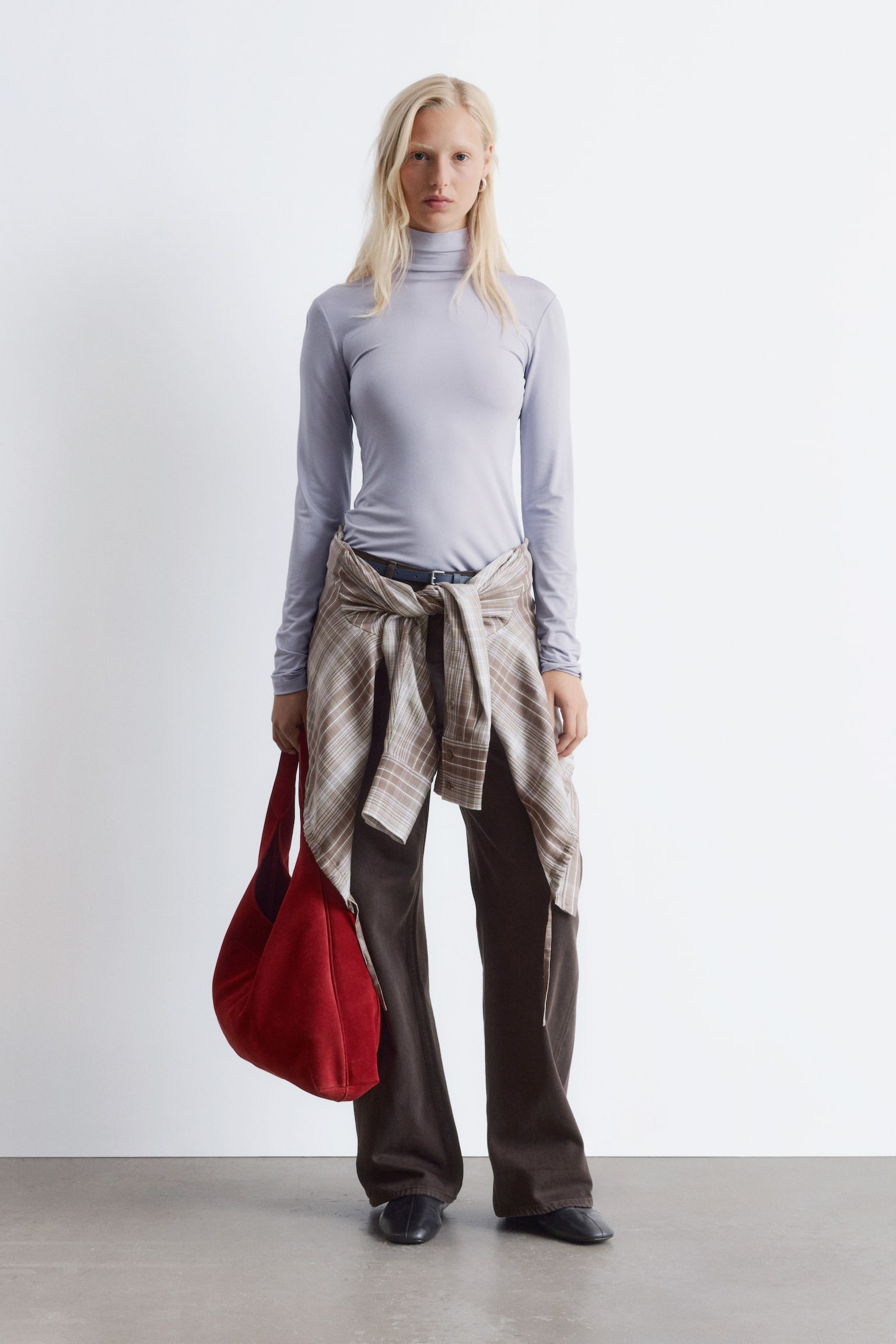 Schmal geschnittenes Oberteil mit Rollkragen - Helllila/Schwarz/Rot/Blumenmotiv - 1