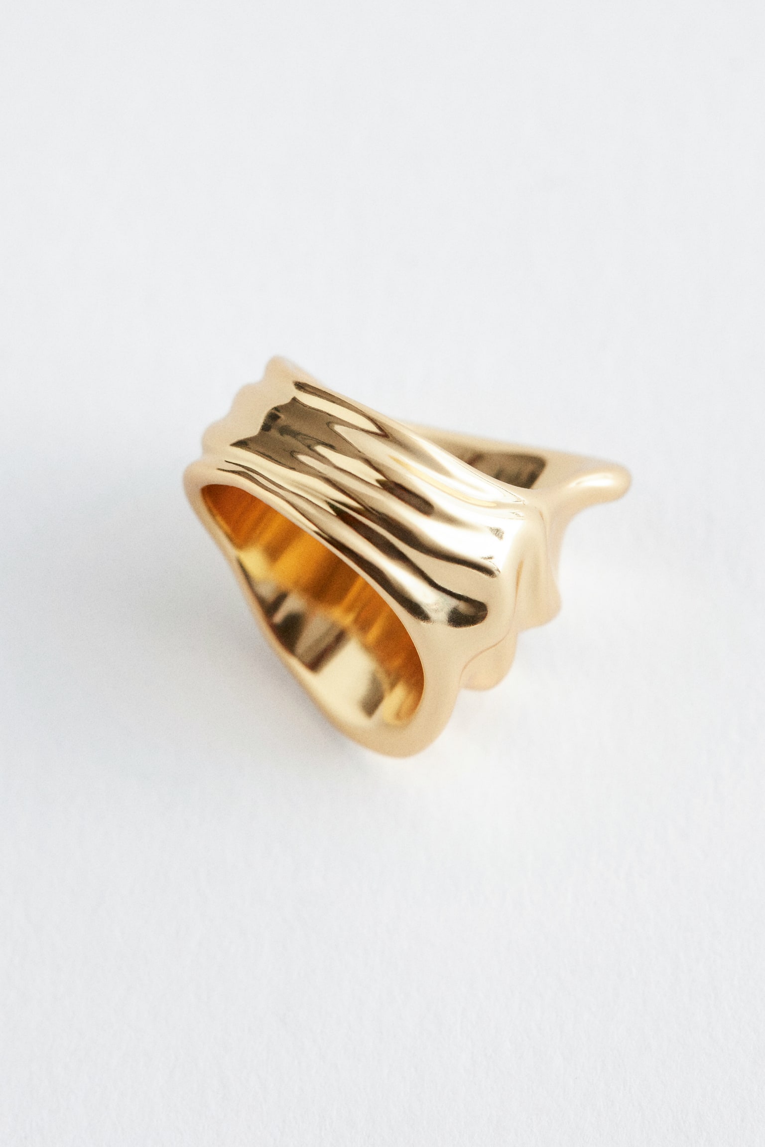 Skulpturaler Ring in Wellenform - Gold - 3