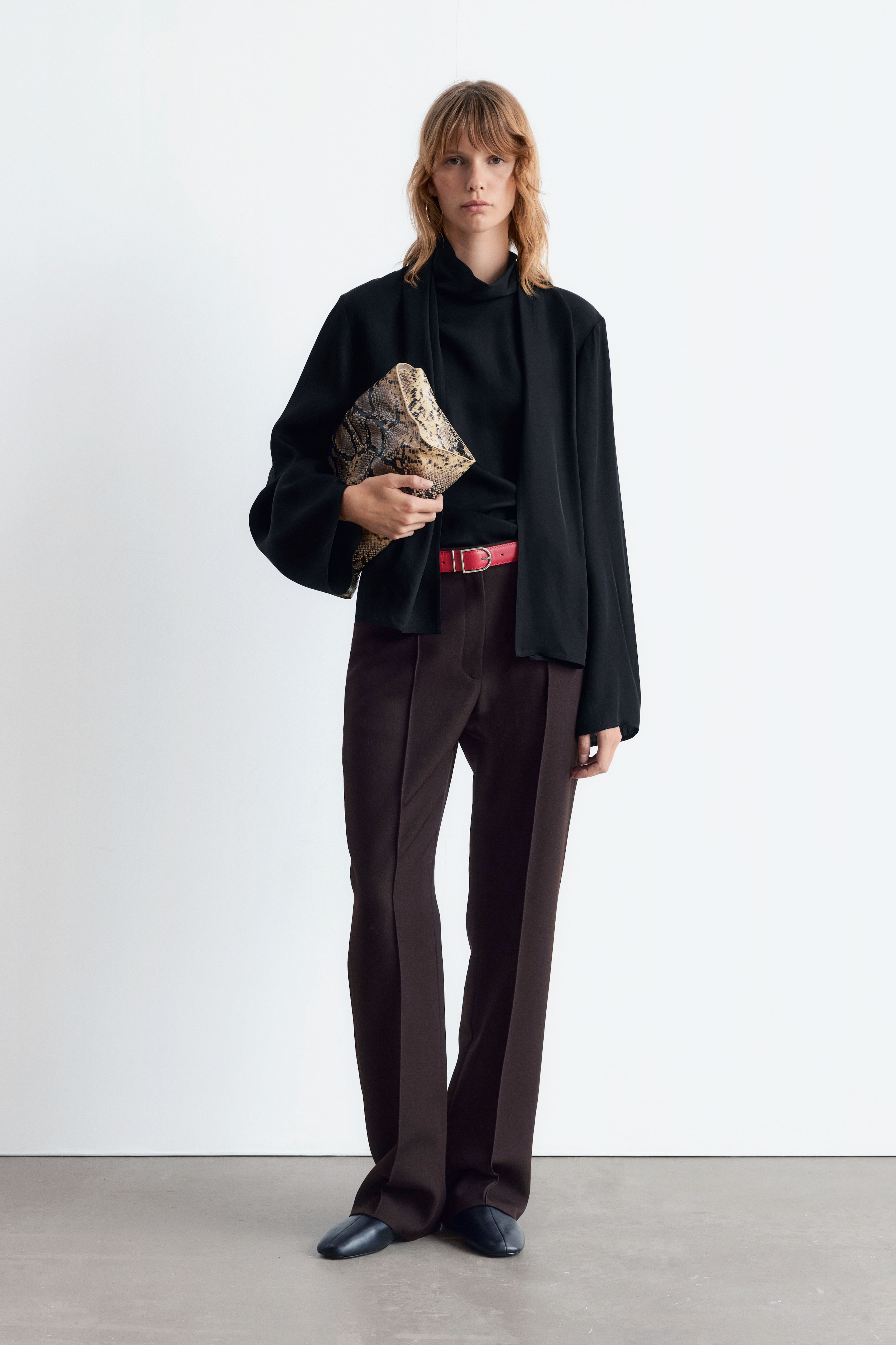 Satengbluse med skjerf - Svart/Beige