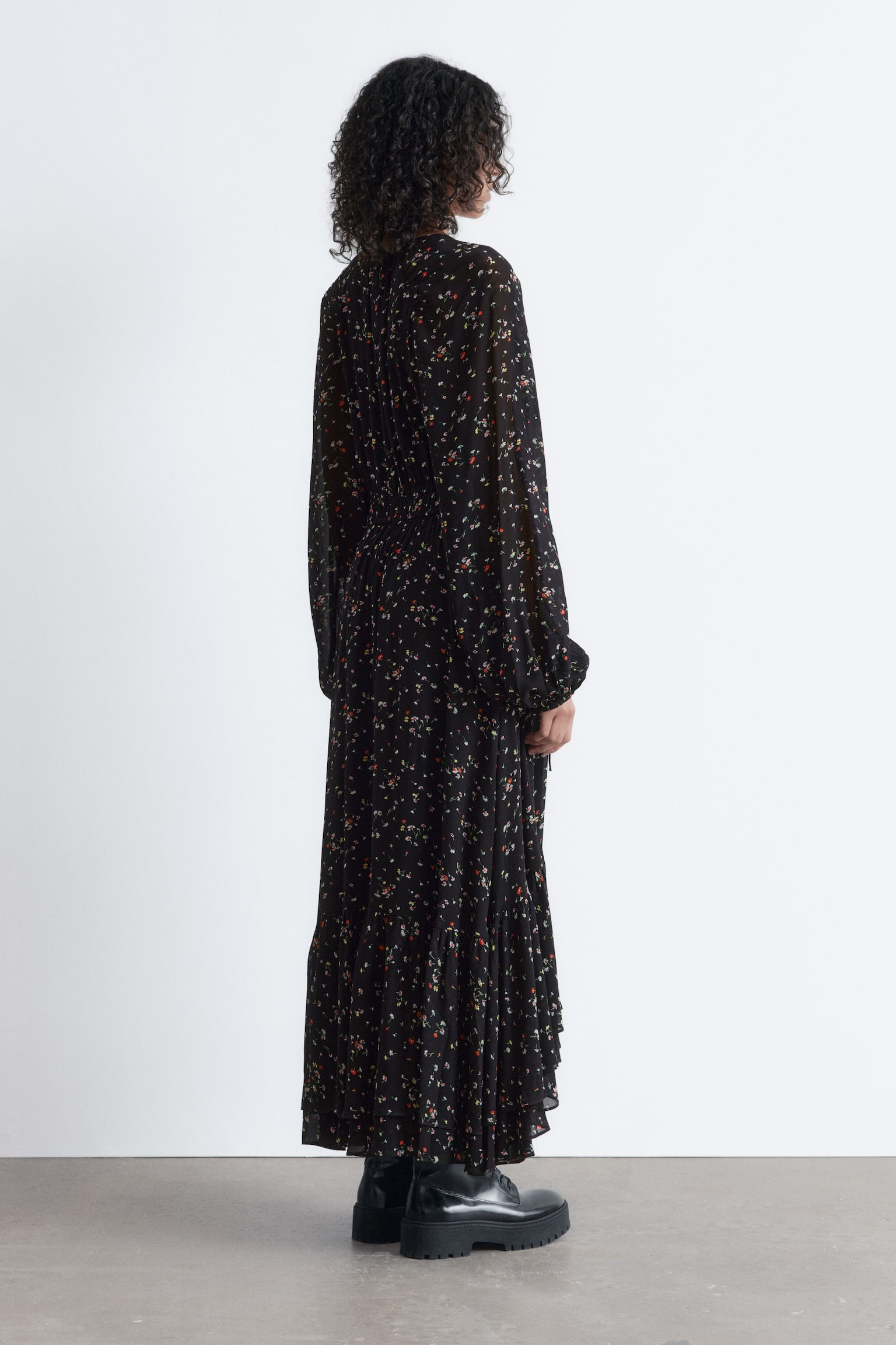 Maxi-jurk met lange mouwen en ruches - Zwart/gebloemd - 6