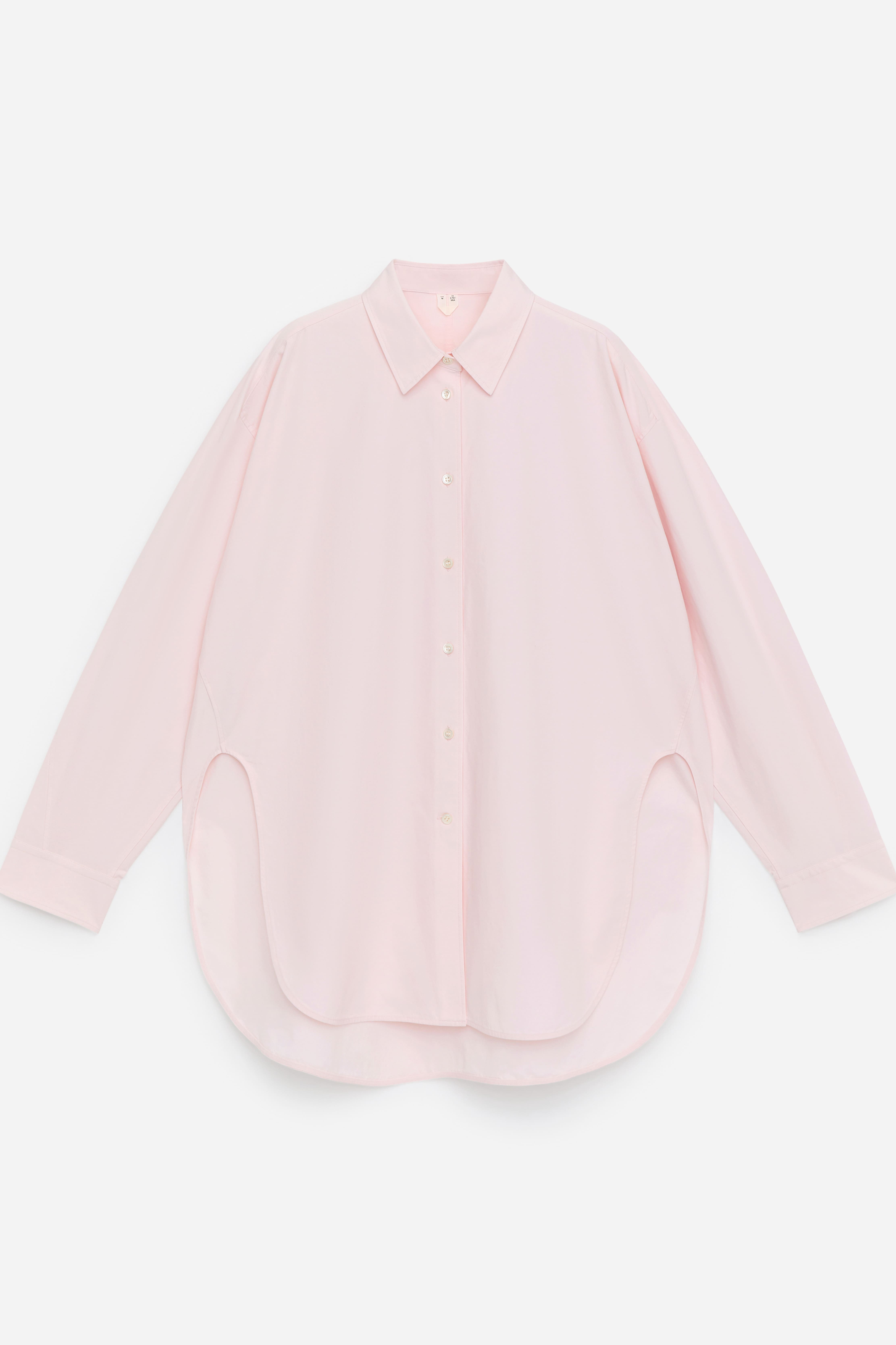 Kaareva kauluspaita halkioilla - Hennon vaaleanpunainen