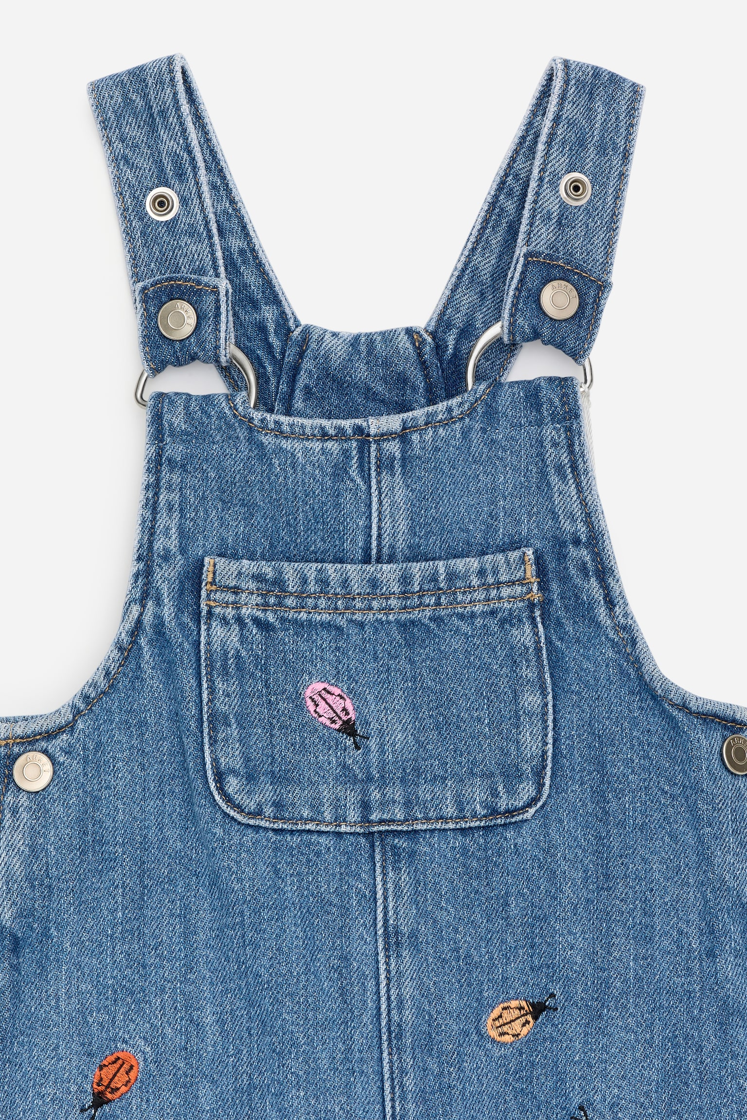 Kirjailtu denimhaalari - Sininen/leppäkertut - 2