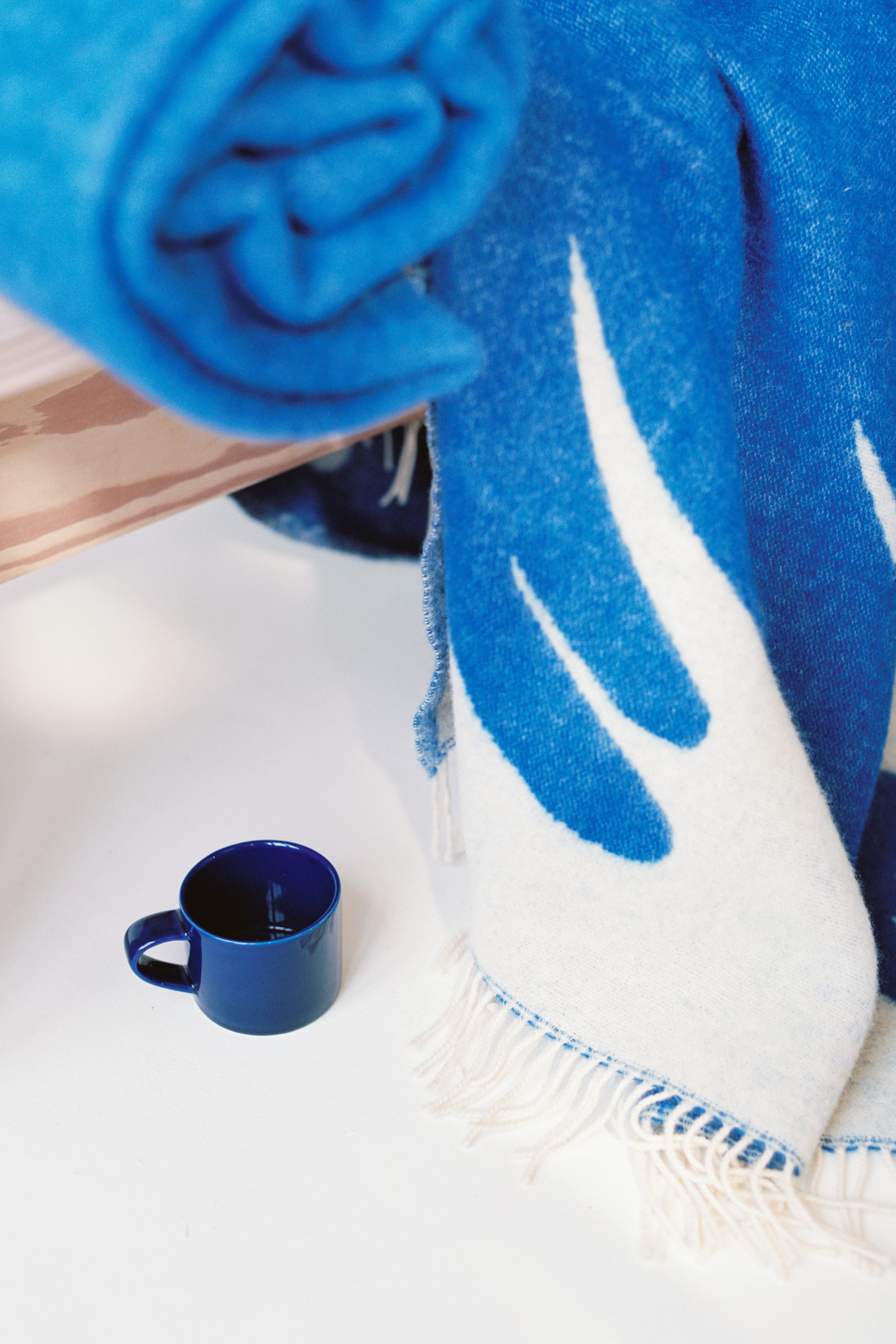 Tazza in grès porcellanato - Blu scuro/Beige/Motivo crepato/Bianco sporco/Nero