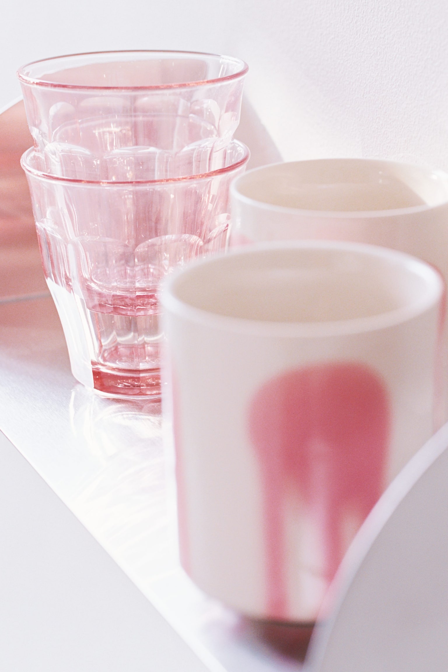 Steinguttassen im 2er-Set - Rosa/Cremeweiß/Grün/Weiß/Weiß/Dunkelblau/Blaue Punkte/Cremeweiß/Akzent in Blau - 2