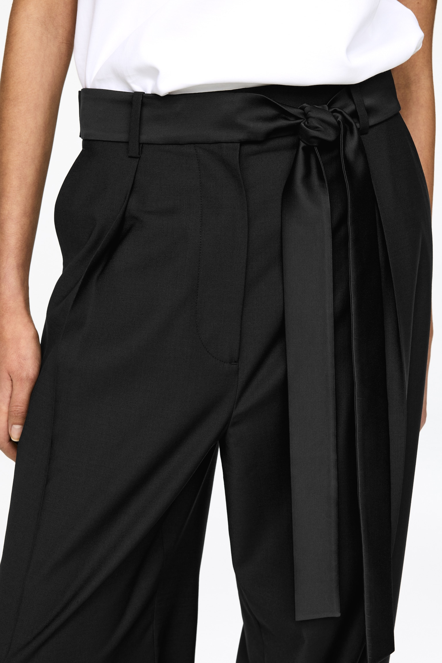 Pantalon à pinces avec ceinture en satin - Noir - 4