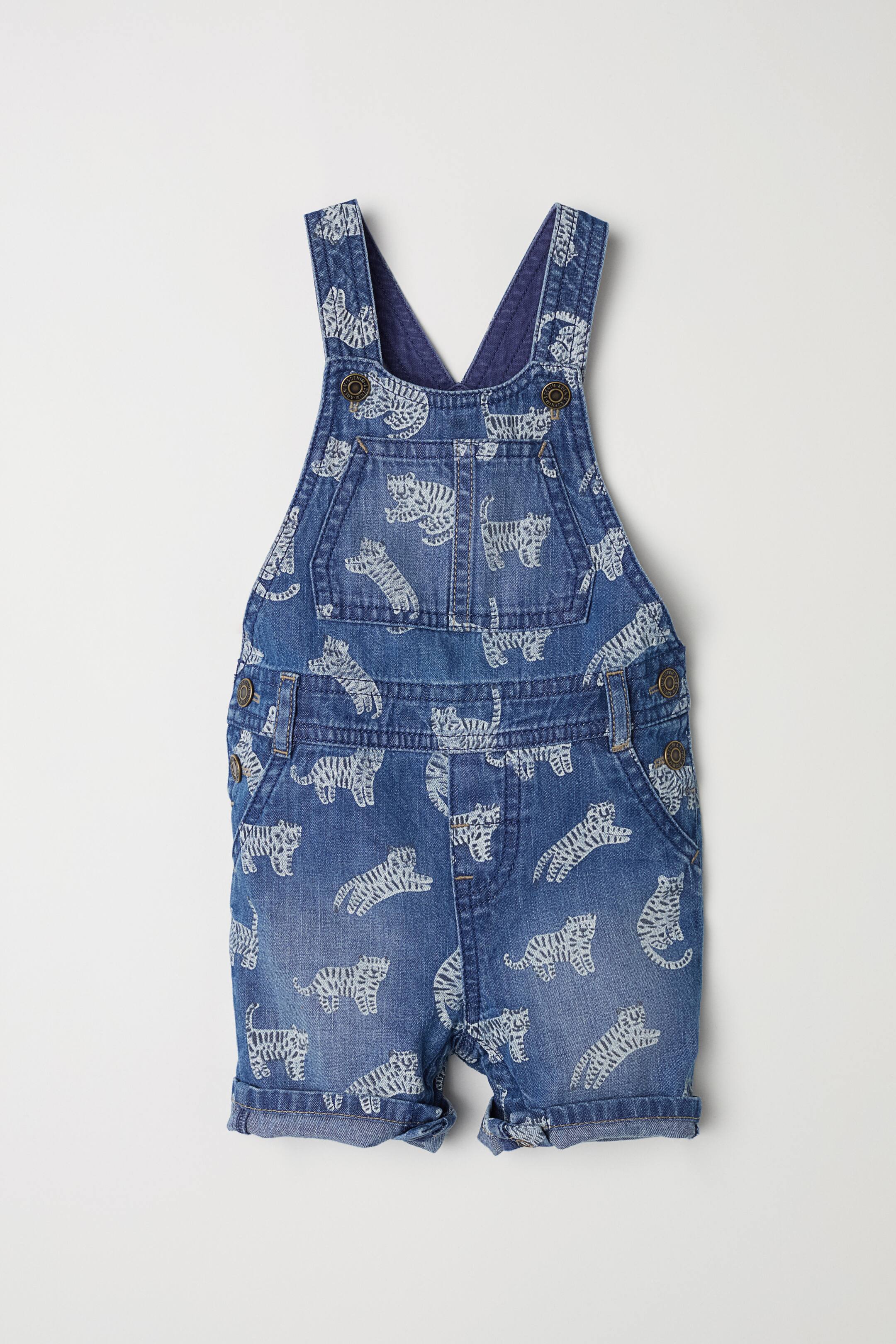 Grotere afbeelding bekijken: Denim salopetteshort - Denimblauw/tijgers - KINDEREN | H&M BE 1