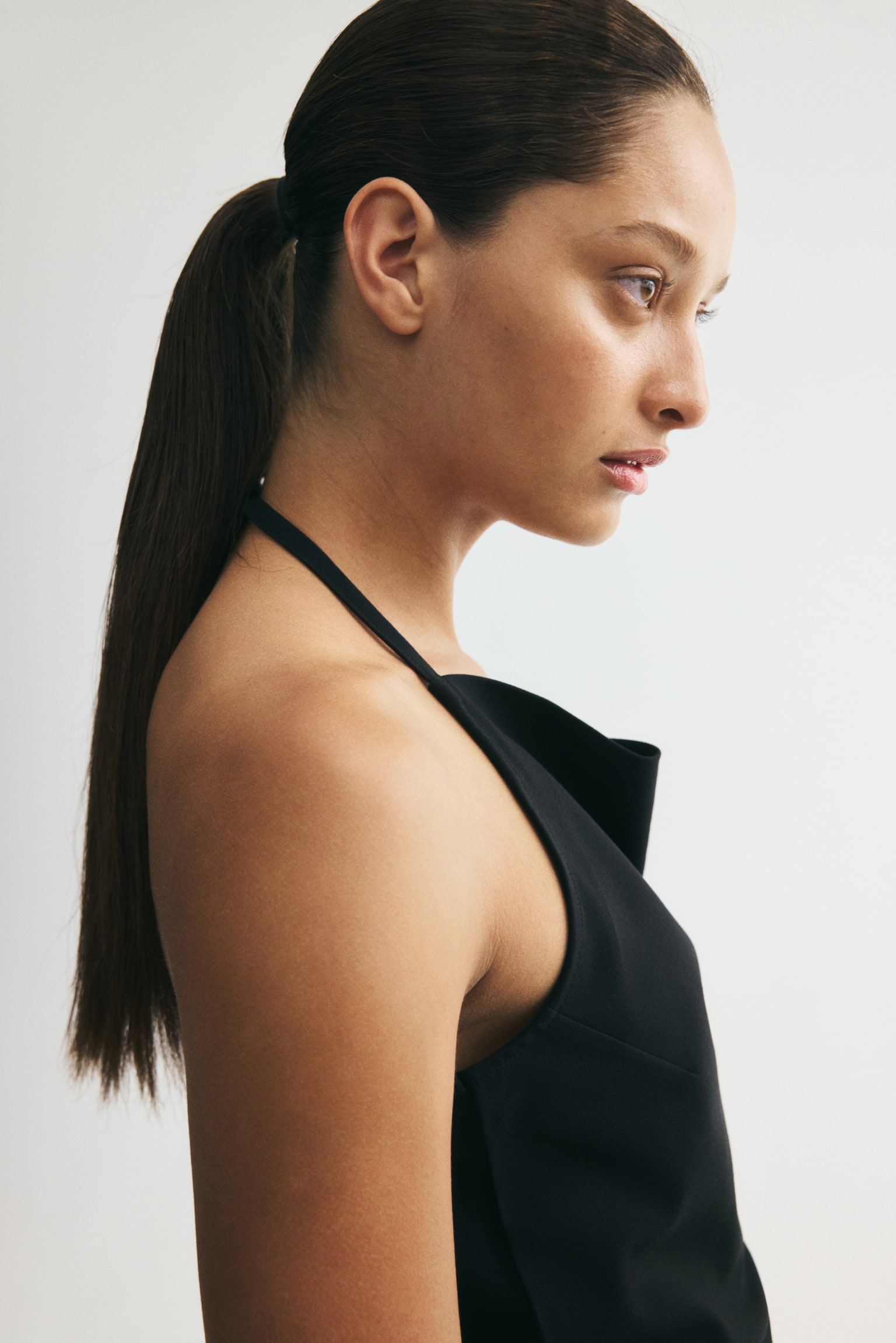 Женский топ H&M Asymmetric Halterneck Top, цвет: Чёрный — фото 4