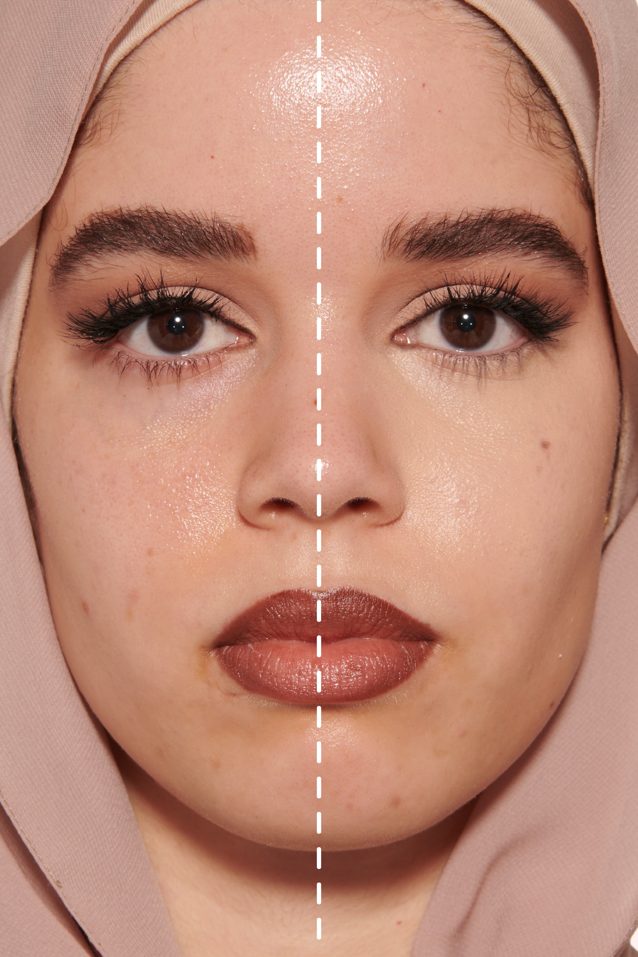 Visa större bild: Kosmetisk applicering demonstreras på ett ansikte, som är vertikalt delat av en streckad vit linje. Den vänstra sidan visar naturlig hud med synliga porer och en ojämn ton, medan den högra sidan uppvisar en jämnare hy med jämnar ton, definierade ögonbryn, framhävda ögonfransar och en mörk läppfärg.