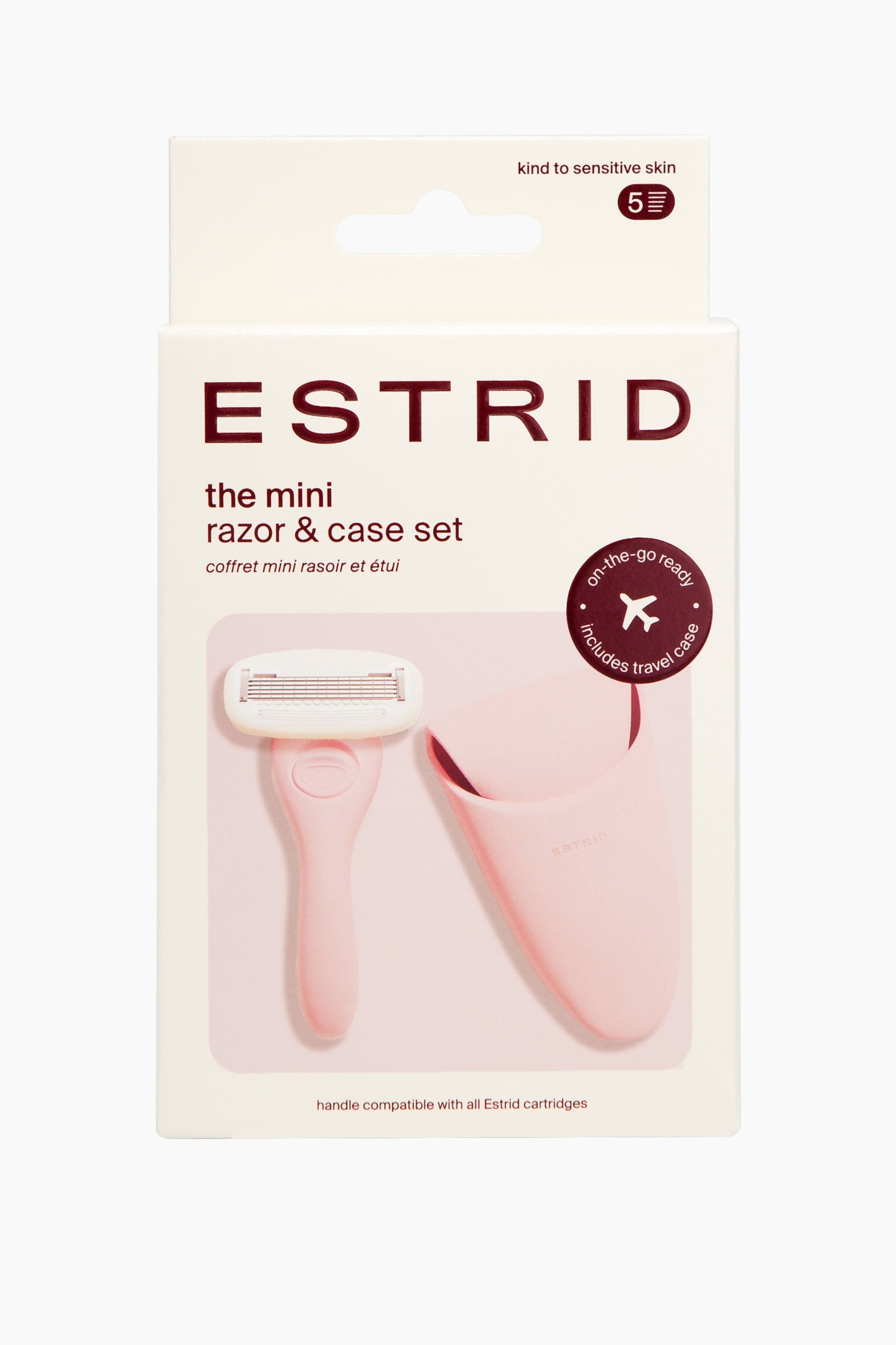 Näytä suurempi kuva: Estrid mini-partakoneen ja kotelon setti esitellään valkoisessa vähittäismyyntipakkauksessaan, jossa on tuotemerkki 'ESTRID'. Pakkauksessa näkyy vaaleanpunainen mini-partakone, jossa on valkoinen viiden terän pää, joka on eteenpäin kallistettu, sekä yhteensopiva vaaleanpunainen matkakotelo, joka on kallistettu näyttämään sen avautuminen. Teksti ilmoittaa, että se on 'hellävarainen herkälle iholle' ja 'valmis matkalle'.