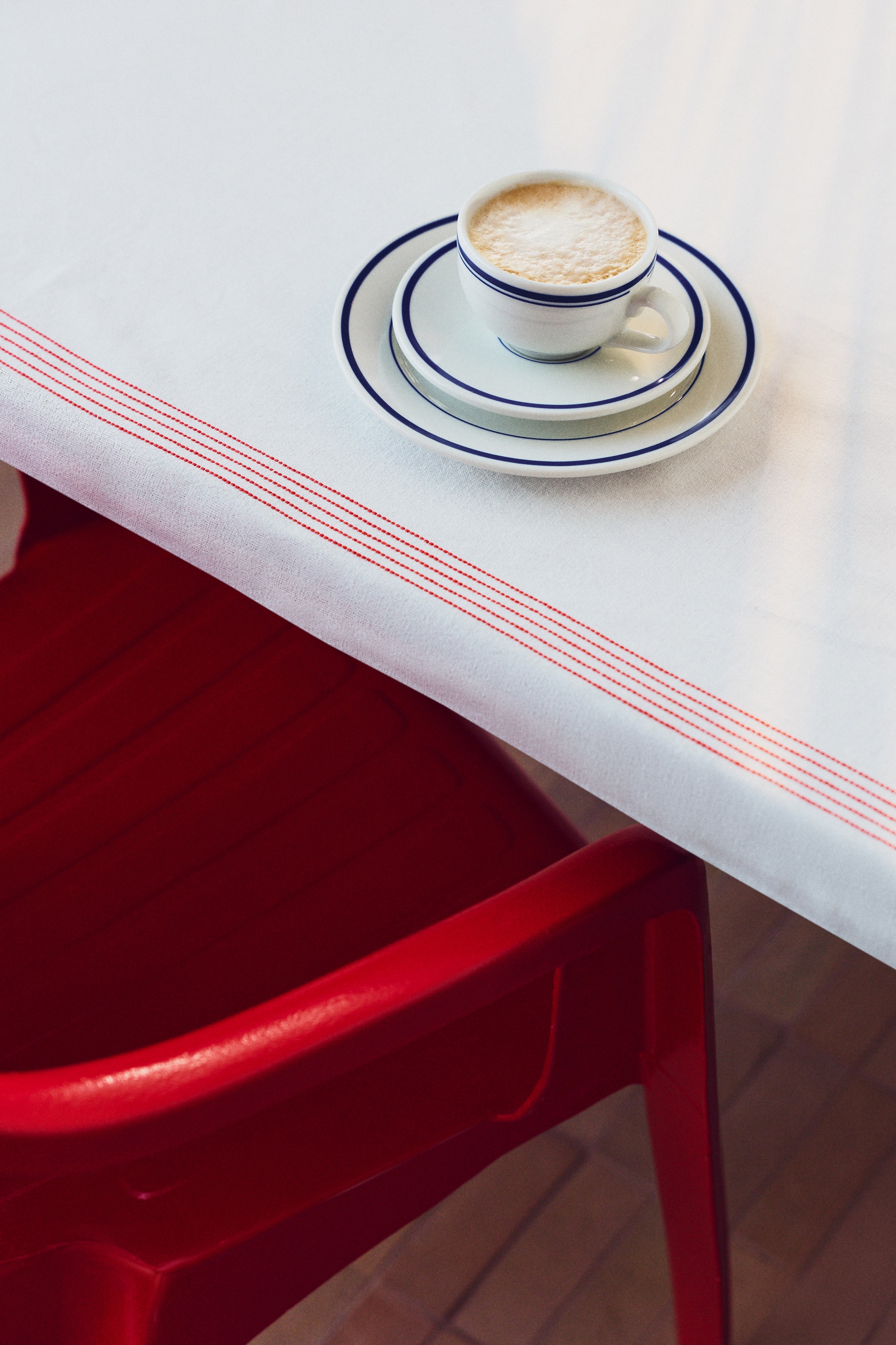 Set van 2 cappuccinokopjes en schotels - Wit/blauw/Wit/zwart/Wit/rood