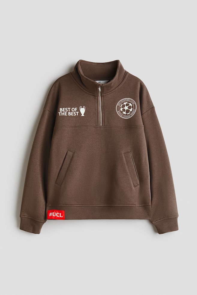 Bedrucktes Sweatshirt mit Zipper - Braun/UEFA Champions League® - 1