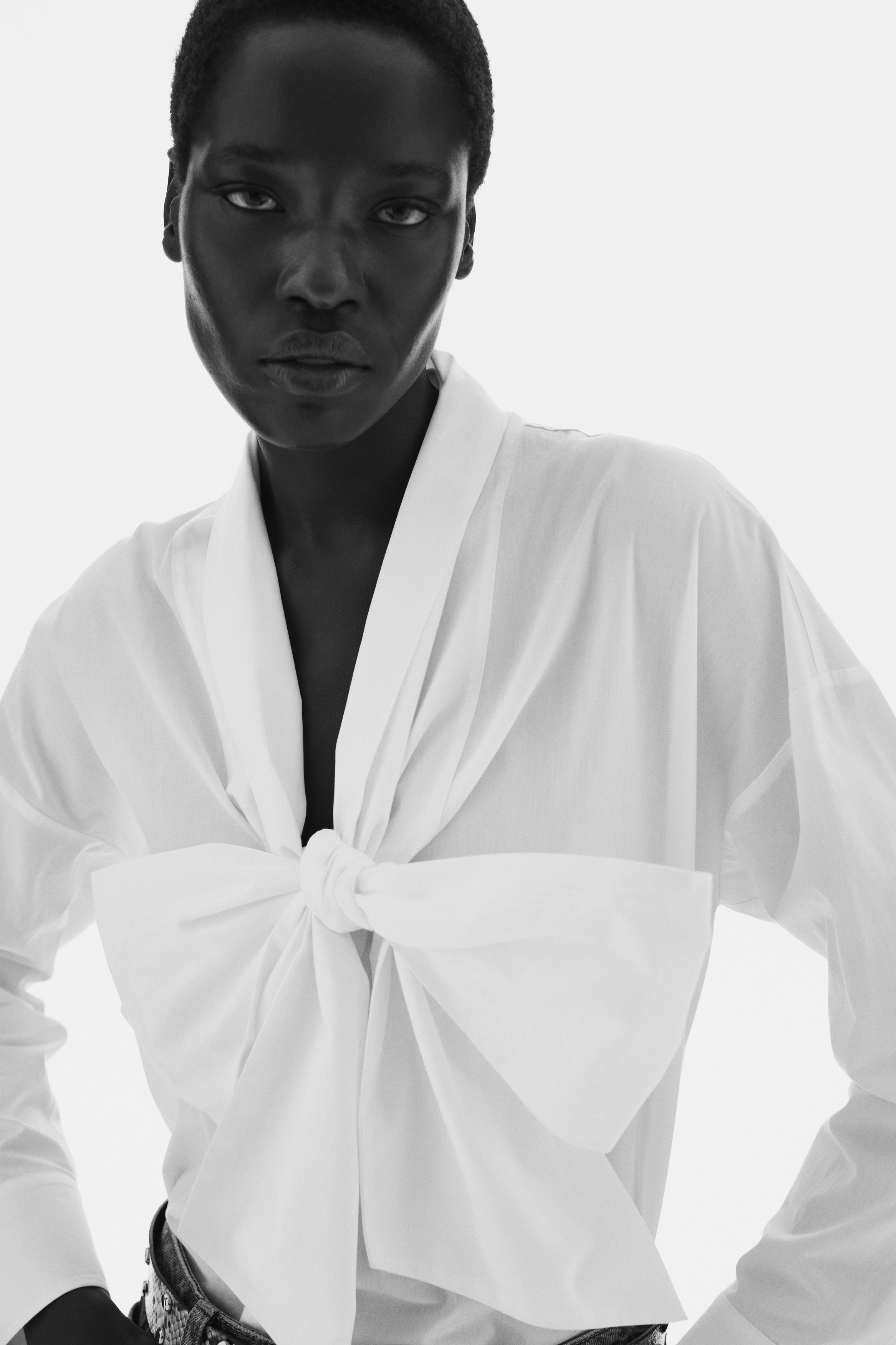 Košulja od puplina sa trakama za vezivanje napred - Bela/Svetlobež/pruge