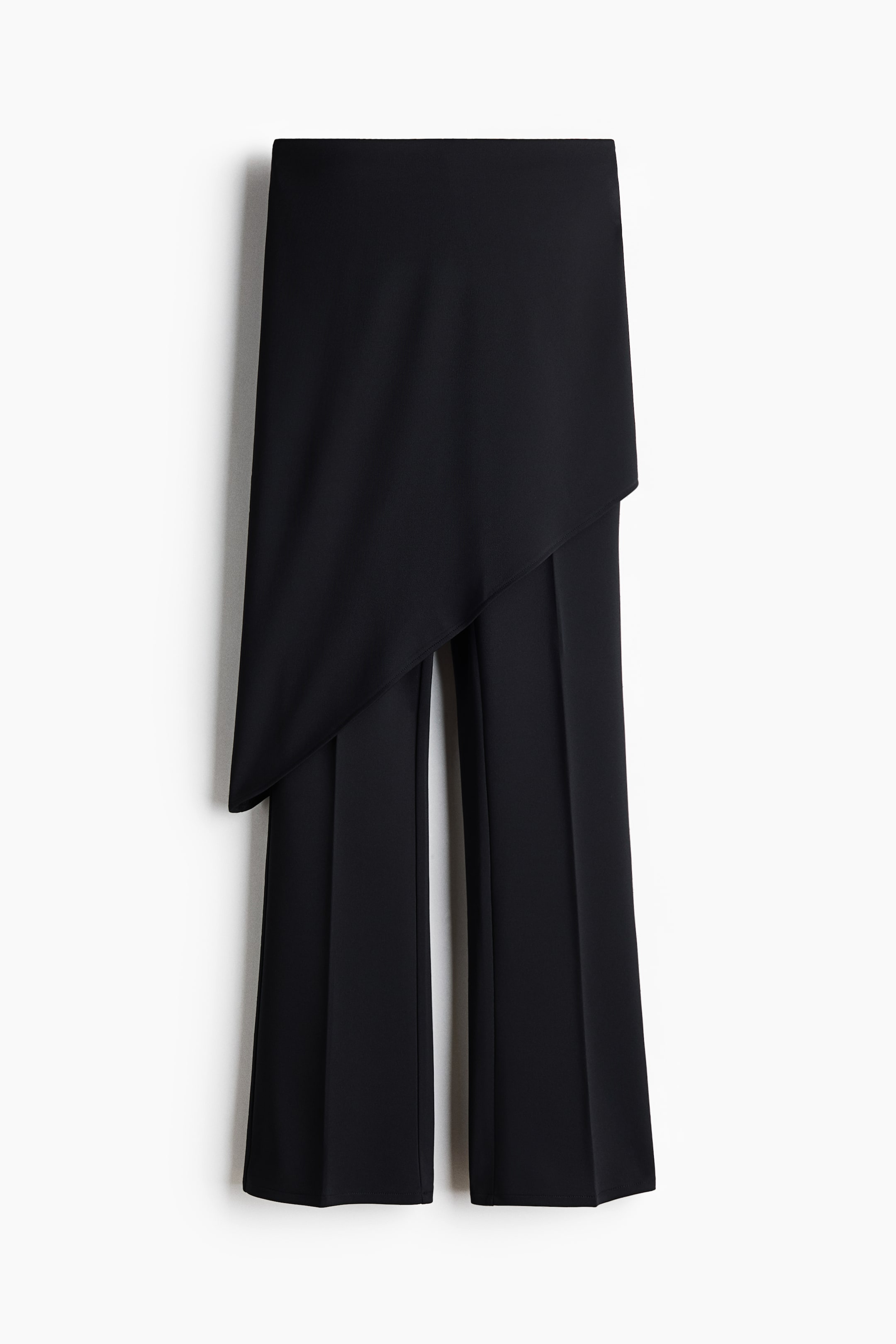Größeres Bild ansehen: Schwarze Hosen mit einem asymmetrischen, drapierten Overlay an der Vorderseite. Die Hosen sind mit einer weit geschnittenen Silhouette gestaltet.