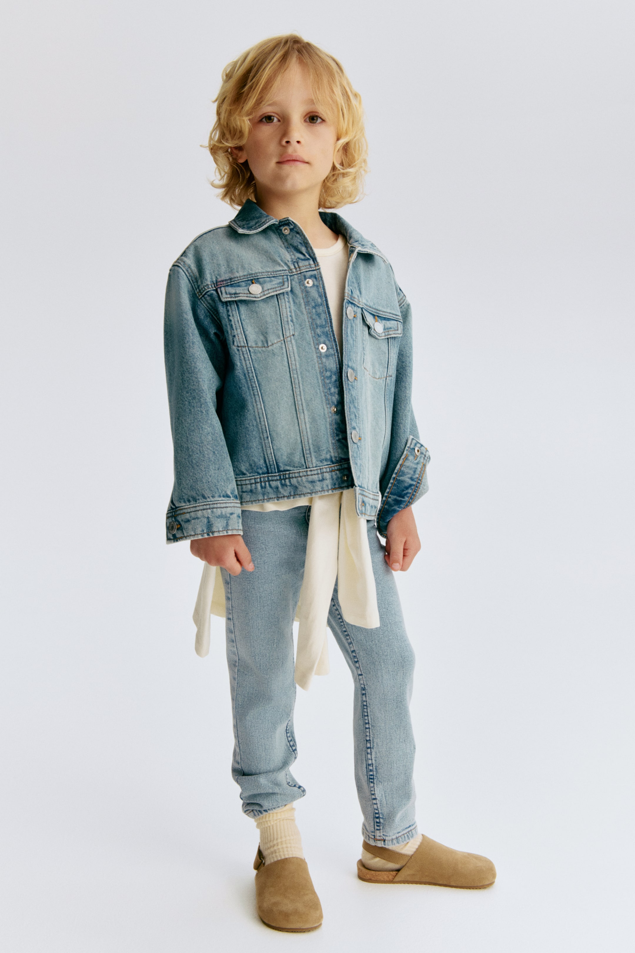 Se større billede: De lyseblå, vaskede denimjeans vises fra forsiden, med en slank pasform og synlige forlommer.