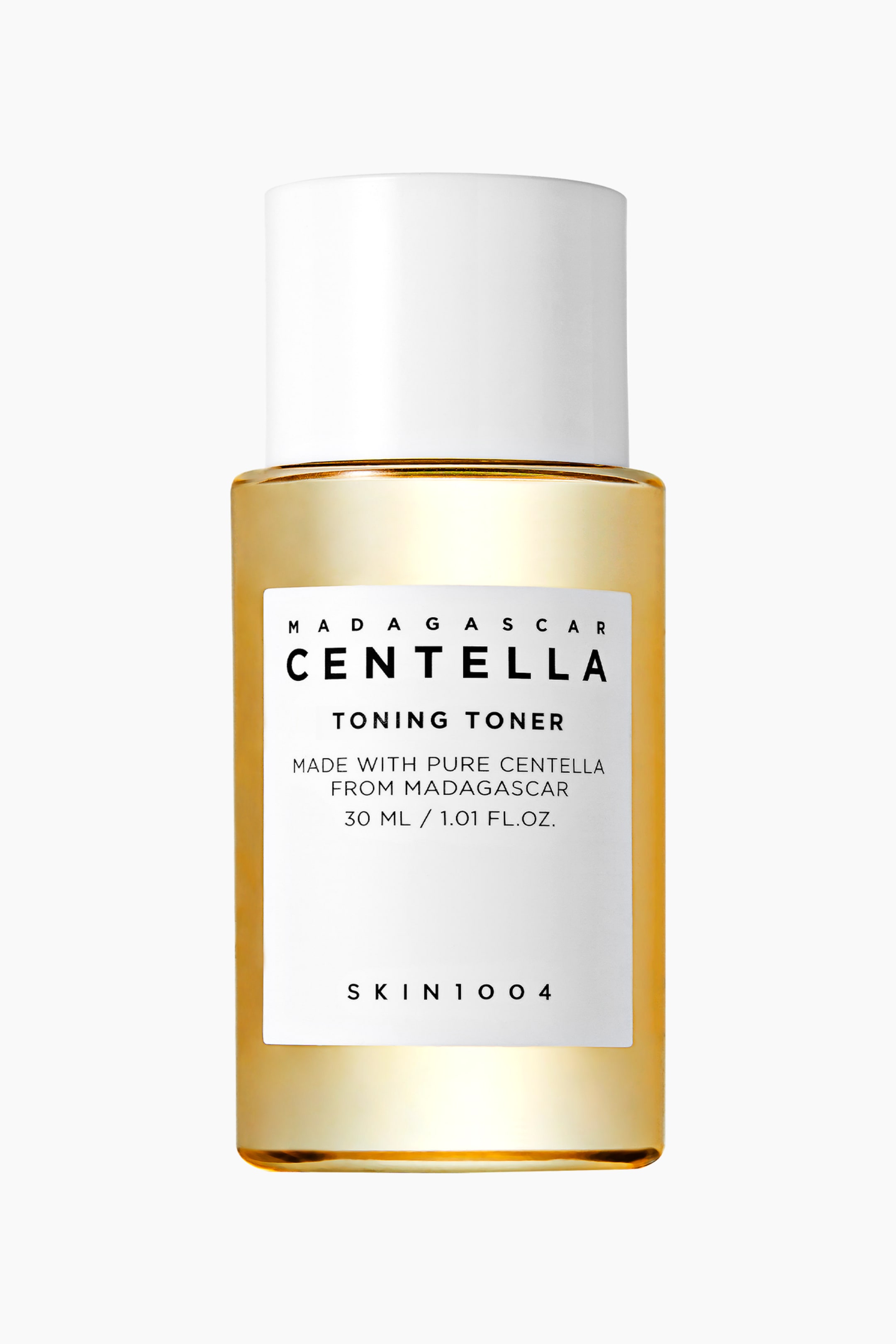 Näytä suurempi kuva: Sylinterimäinen Madagascar Centella Toning Toner -pullo seisoo pystyasennossa ja on suunnattu eteenpäin. Sen läpinäkyvä, meripihkan sävyinen runko muodostaa pääsäiliön ja sisältää vaaleankeltaista nestettä. Valkoinen sylinterimäinen korkki peittää yläosan, ja valkoinen suorakaiteen muotoinen etiketti näyttää tuotetiedot etupuolella.