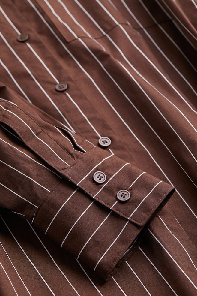 Oversized skjorte i poplin - Mørkebrun/Nålestribet/Hvid - 2