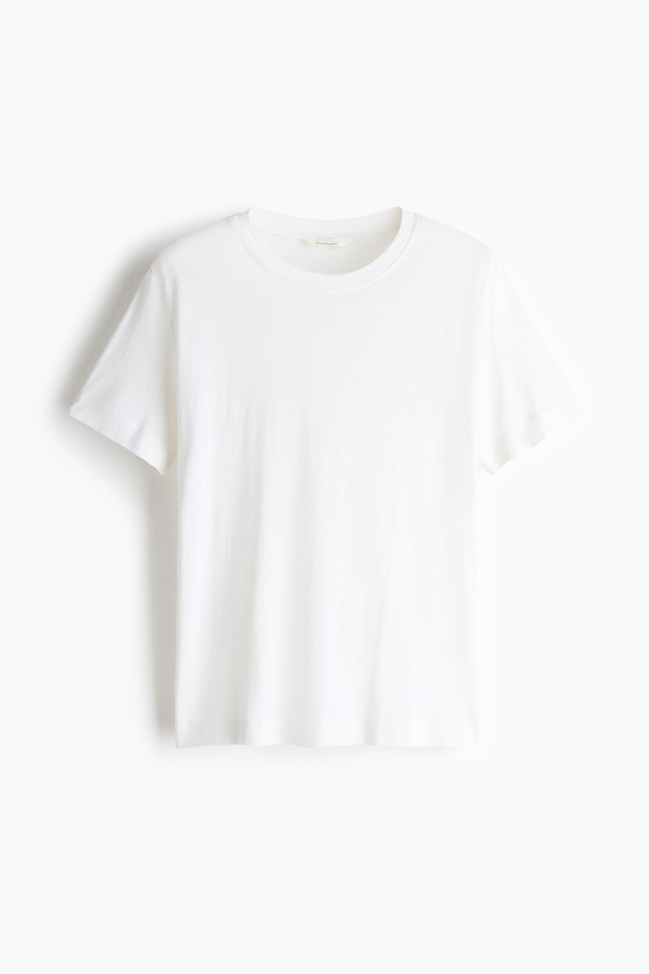 Agrandir l'image: Le t-shirt blanc classique est présenté de face, avec un col rond, des manches courtes et une coupe droite. Son tissu en jersey se drape délicatement.