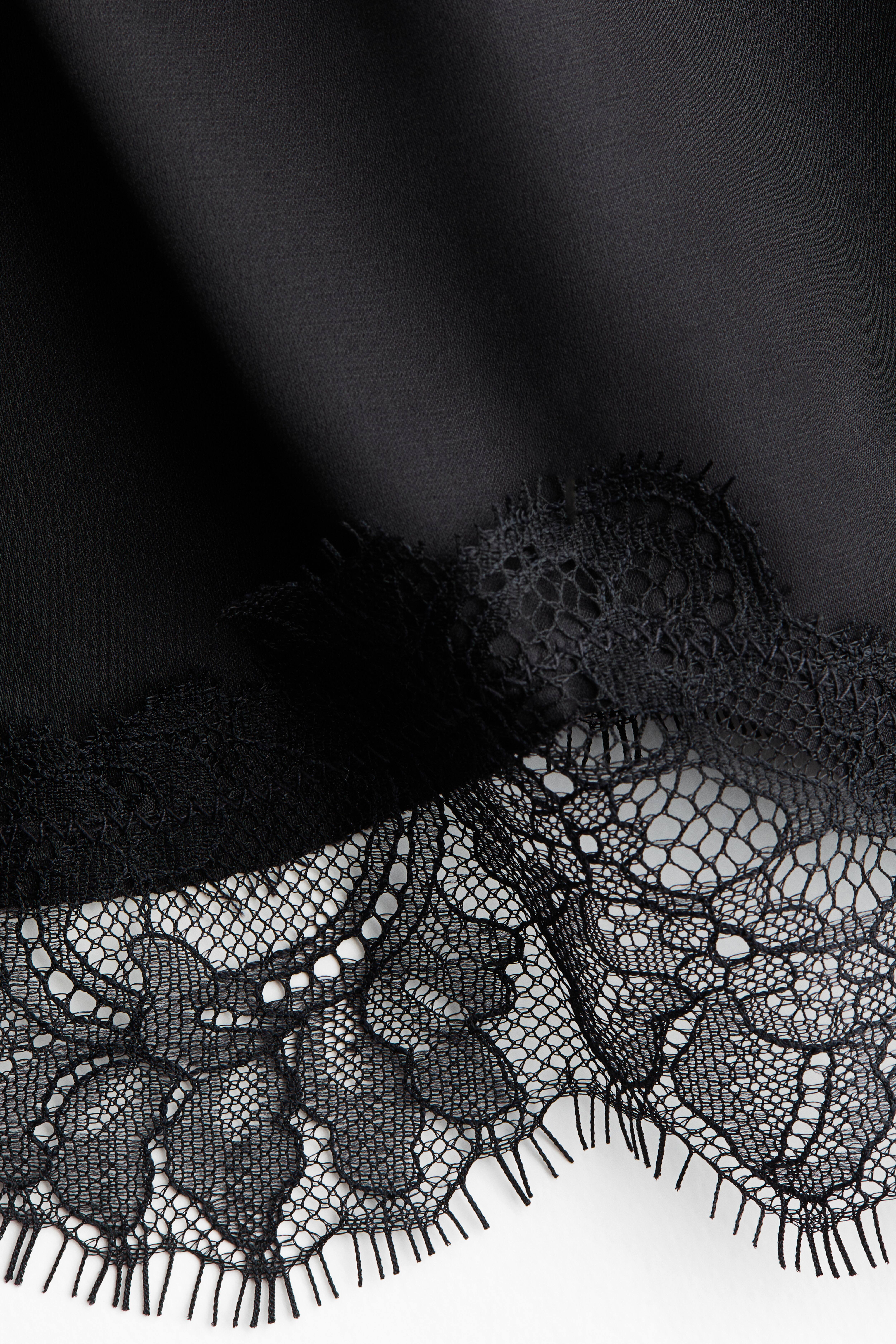Nuisette en satin avec dentelle