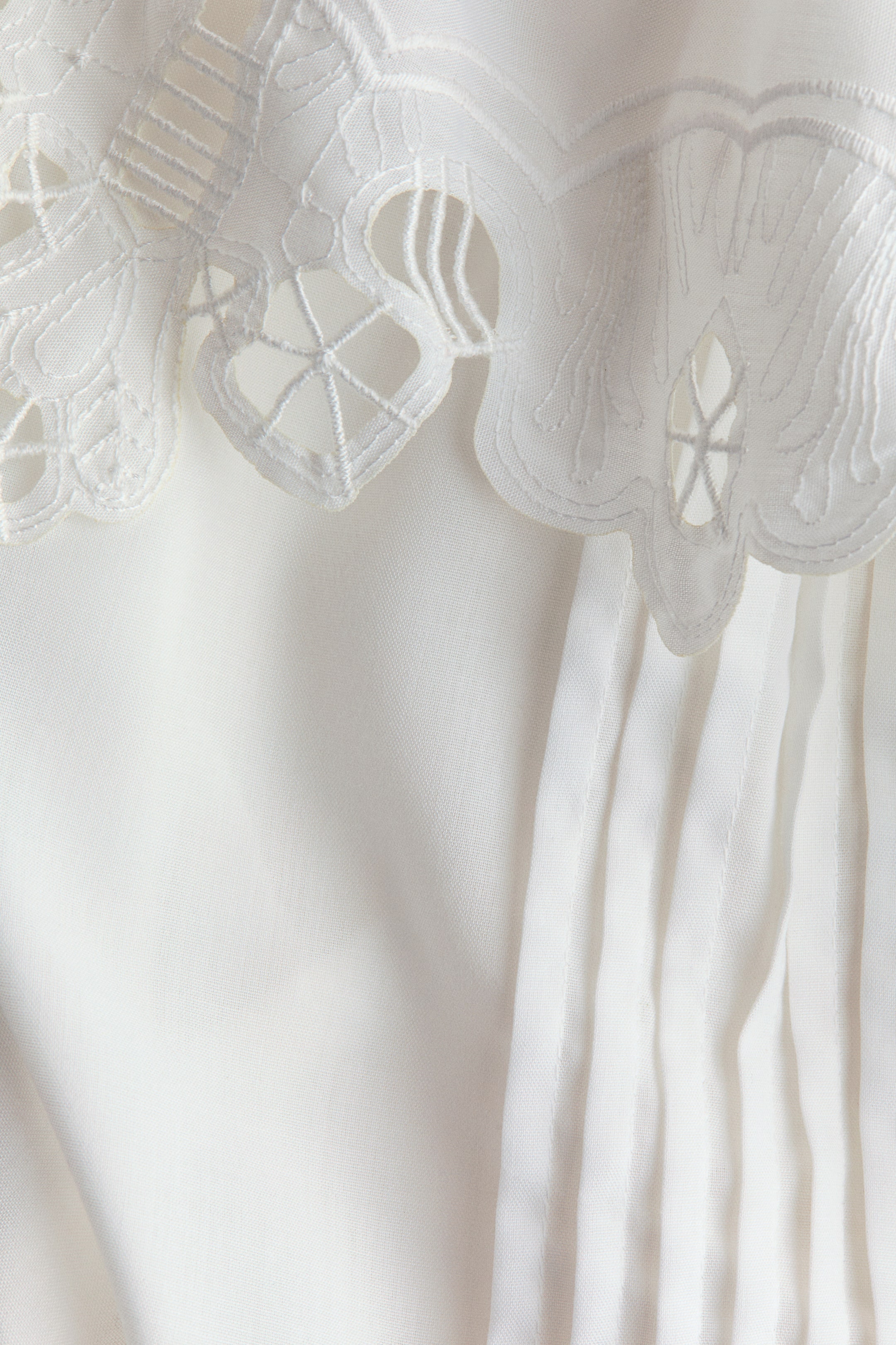 Blouse à volant avec broderie anglaise