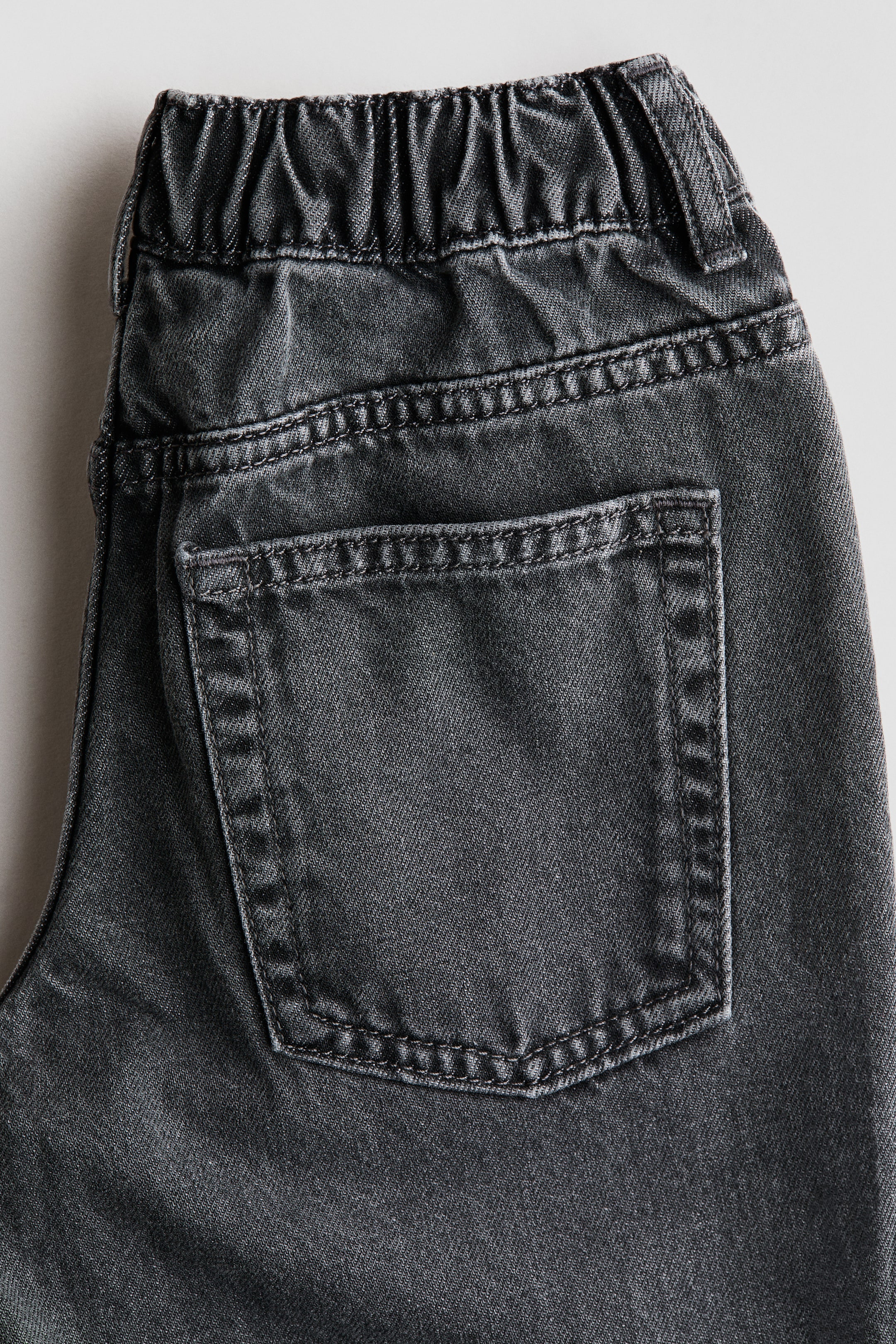 Xem ảnh lớn hơn: Quần jean in hình Regular Fit - Màu đen denim/Người Nhện - Kids | H&M VN 2