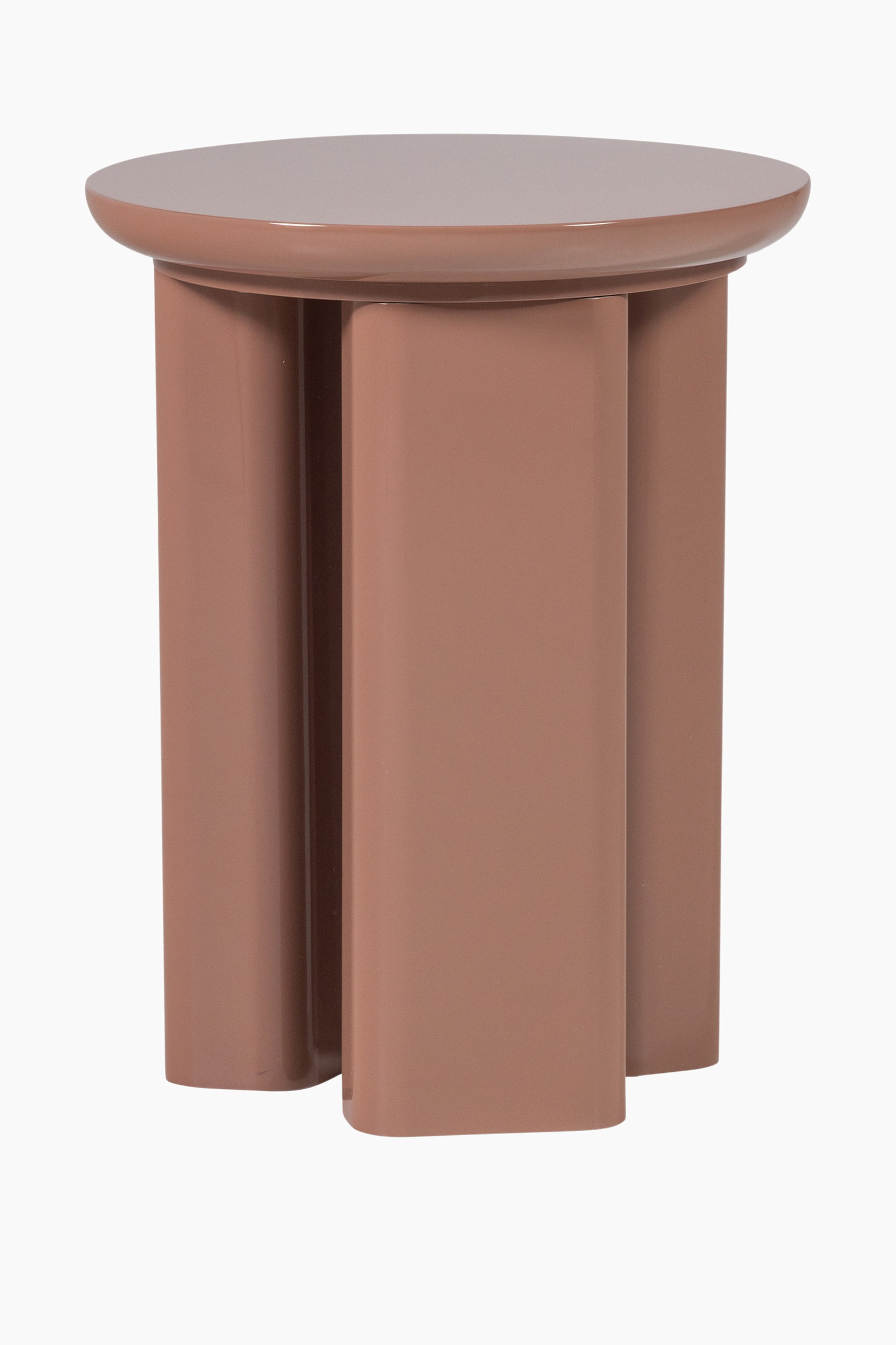 Agrandir l'image: Une table d'appoint brun rougeâtre atténué présente un plateau rond avec un bord légèrement surélevé. Sa base est composée de trois piliers épais de forme rectangulaire avec des bords arrondis, formant un design cannelé et affichant une finition lisse et brillante.