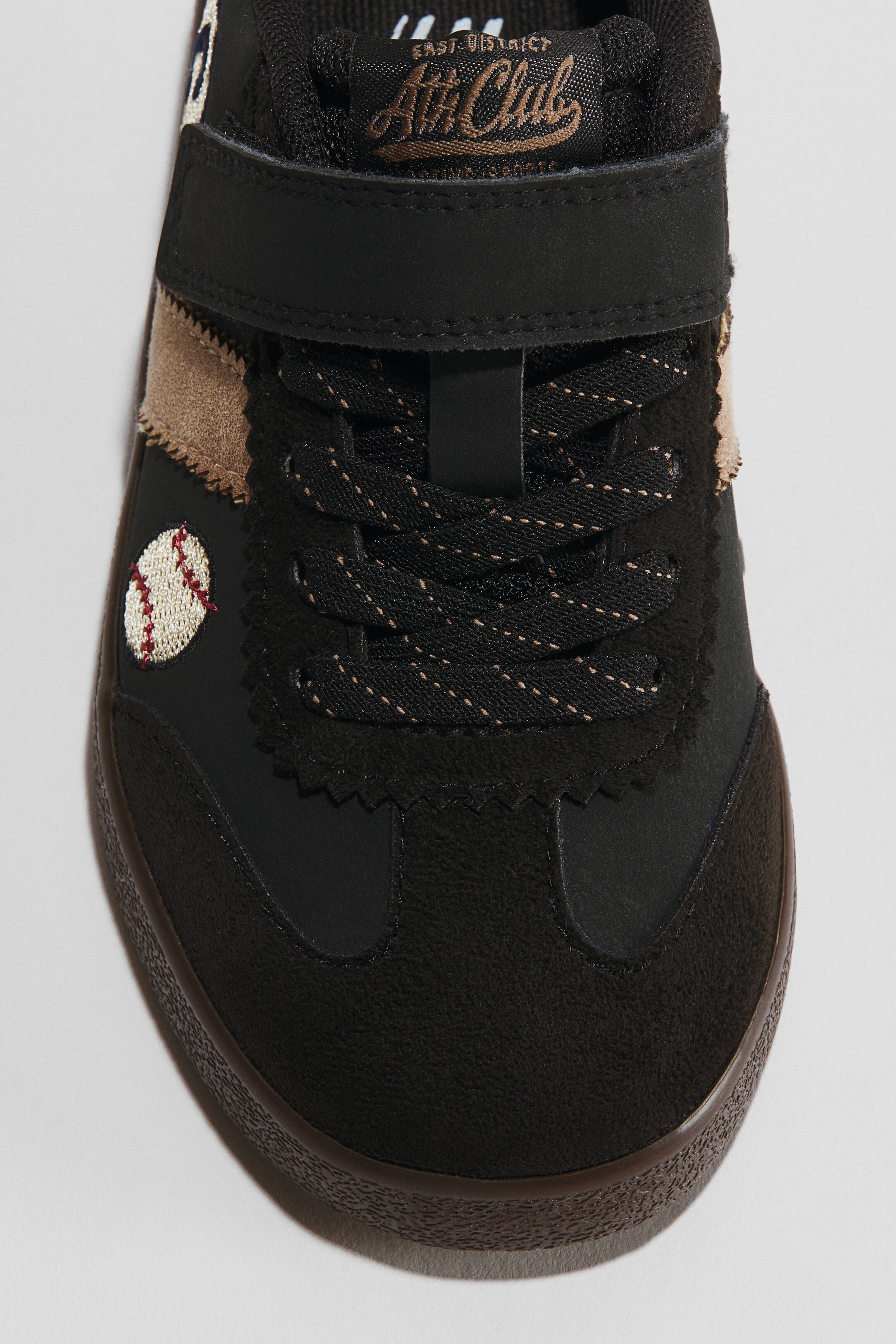 Motif-Detail Sneakers