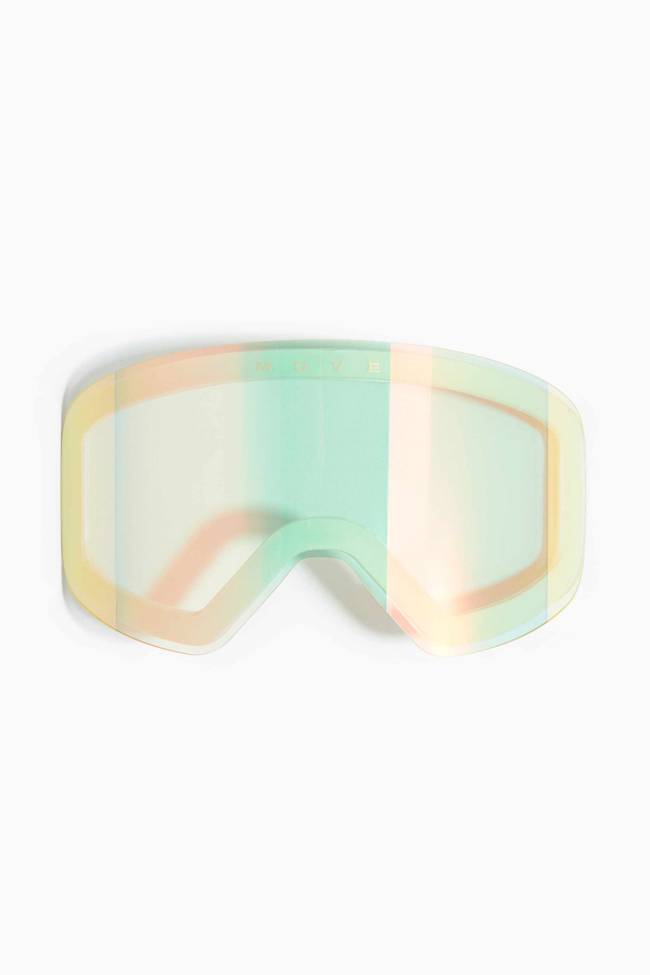 Agrandir l'image: Une large lentille de lunettes rectangulaire et incurvée présente sa face avant, posée à plat. Elle reflète des teintes irisées de vert, jaune, orange et rose sur sa surface, créant un effet miroir. Le mot "MOVE" est subtilement visible le long du bord supérieur.