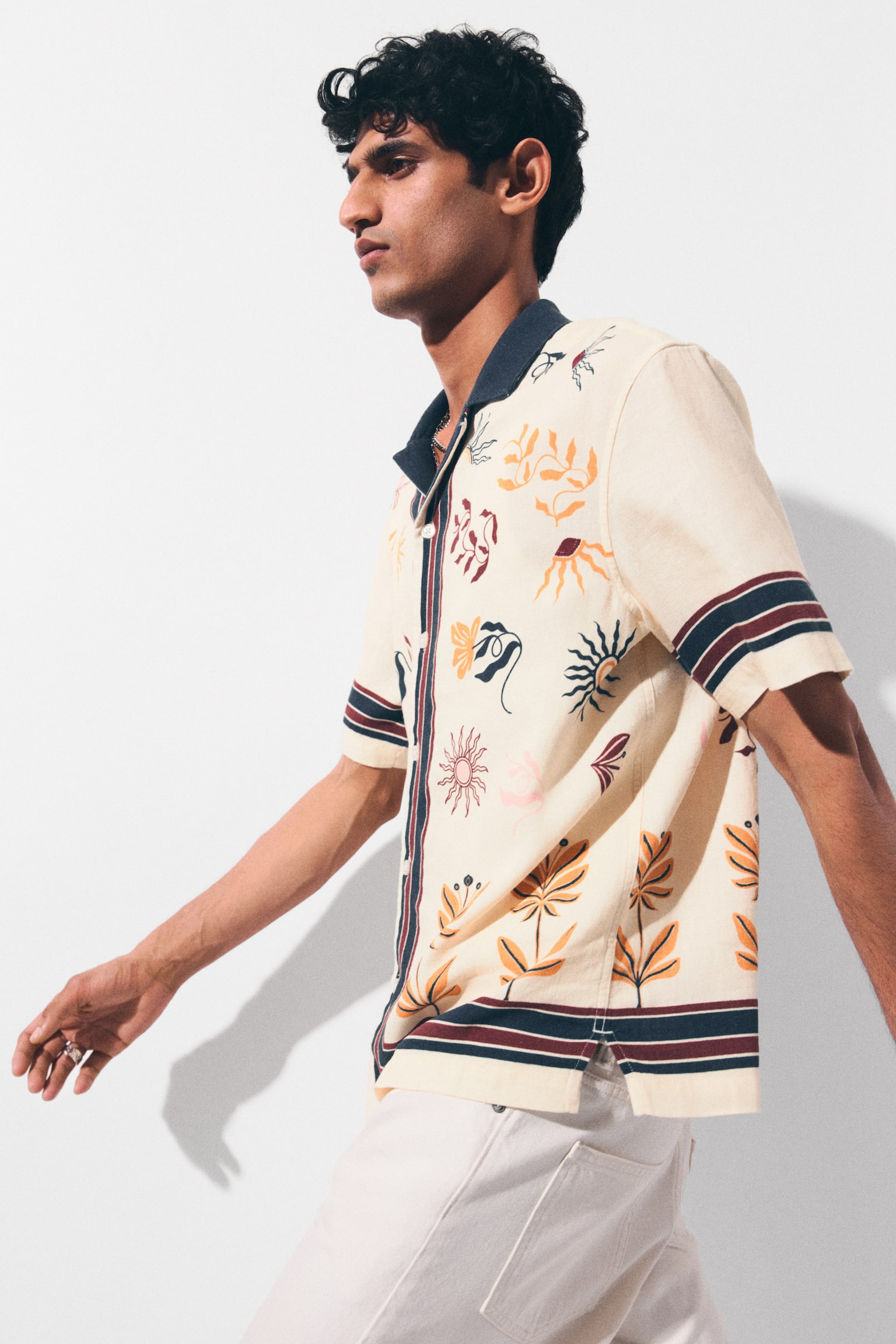 Regular Fit Linen-blend resort shirt - Cream/Floral/Dark blue/Floral - 4