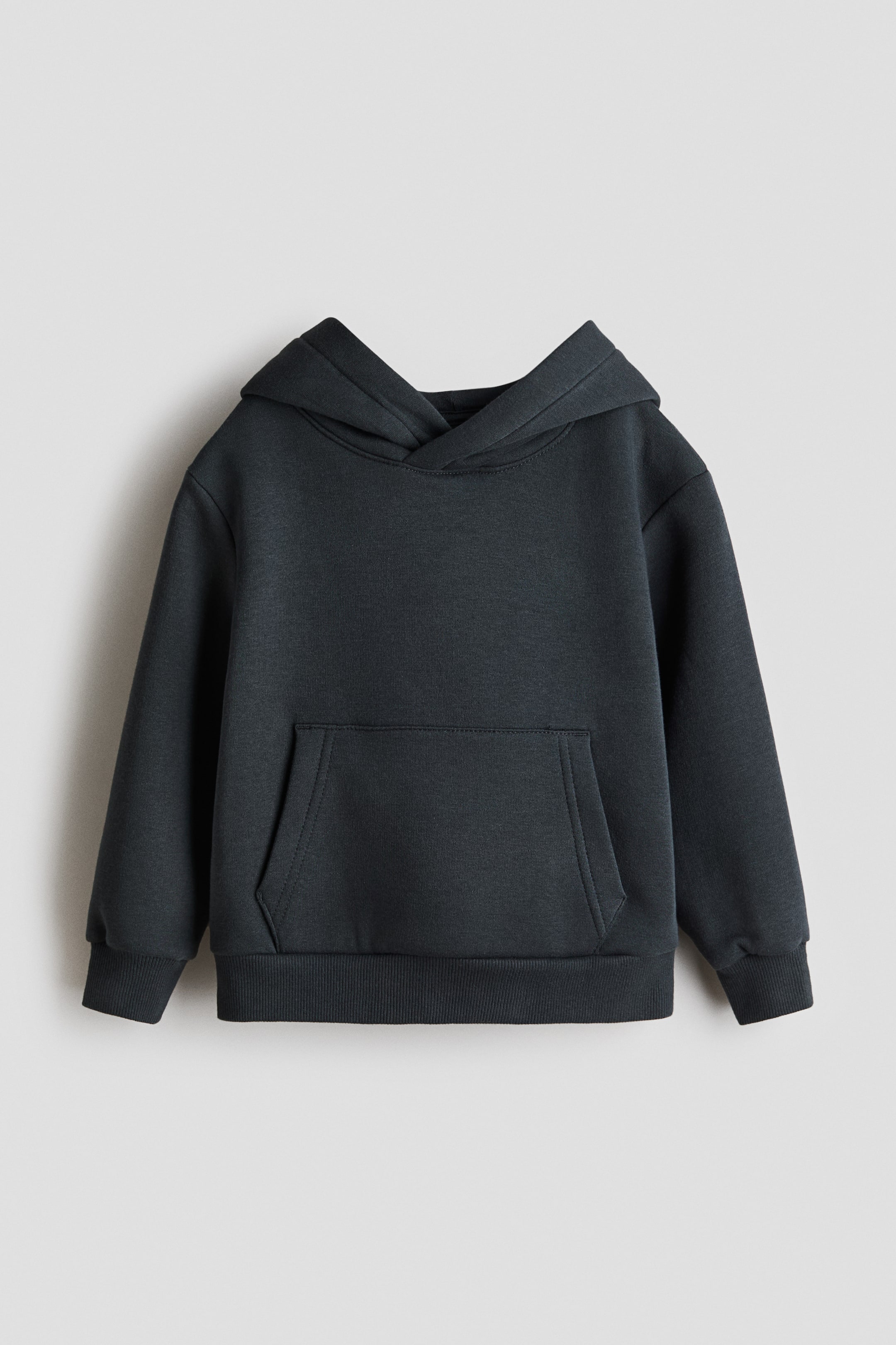 Visa större bild: Den mörkgrå hoodien visas framifrån, med en jerseyfodrad huva med omlottfront, en känguruficka och ribbstickade muddar och fåll.