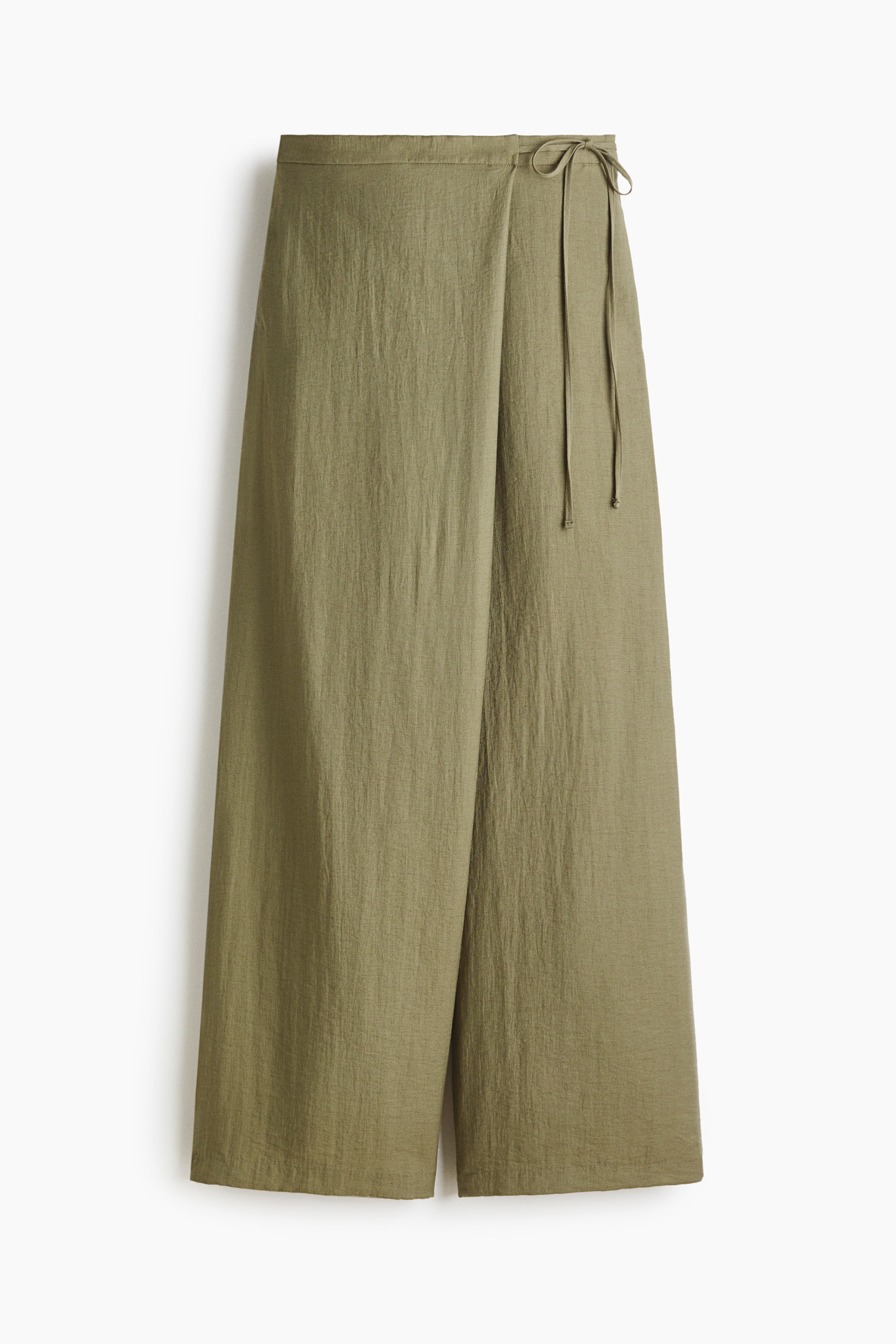 Voir une image plus grande: Les pantalons enveloppants vert olive présentent une coupe décontractée à jambes larges dans un tissu texturé. Une fermeture à nouer se trouve à la hanche droite, avec deux longues attaches tombant vers le bas.