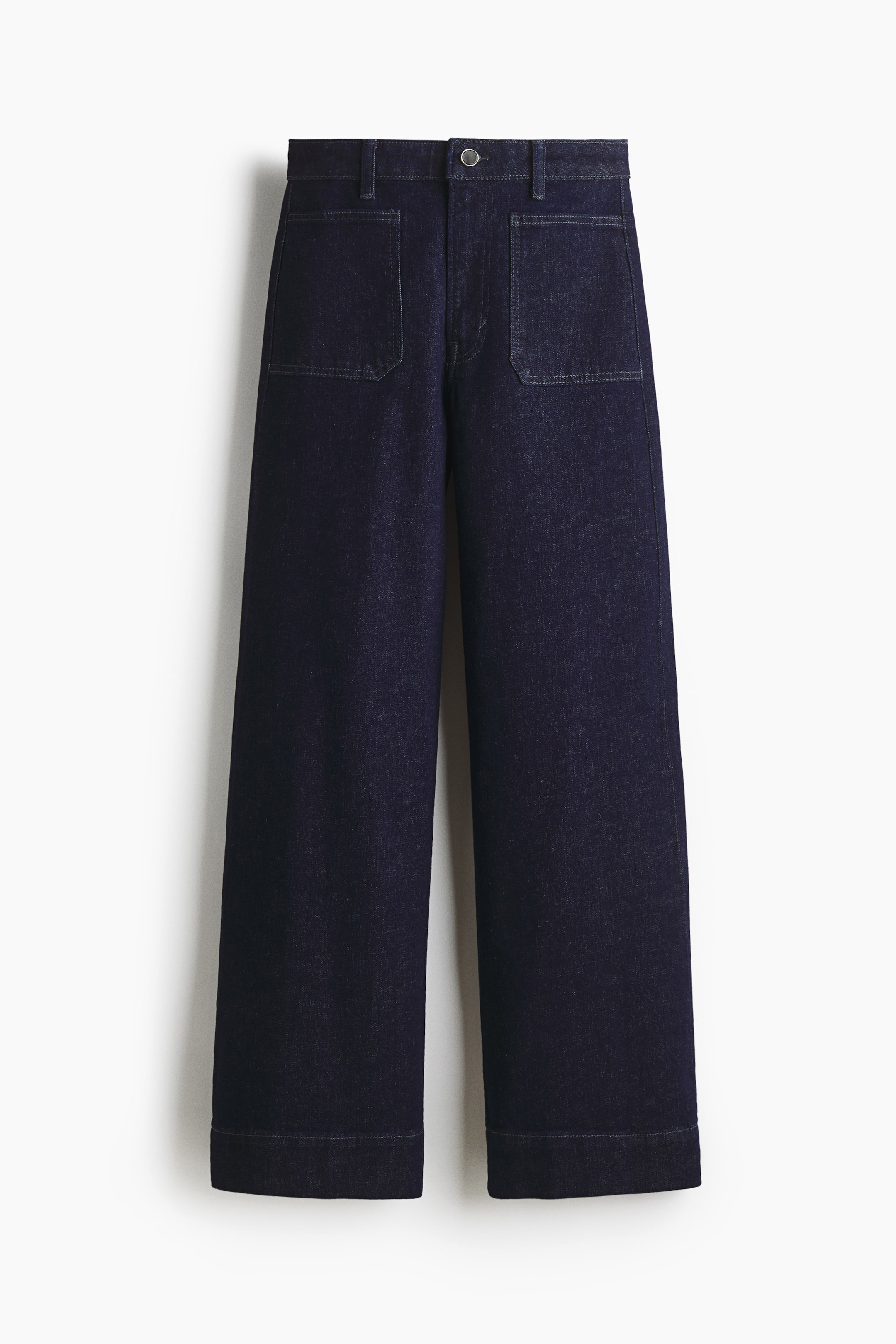 Se større billede: FRONT visning af mørkvaske denimjeans. Jeansene har en høj talje med knap- og lynlåslukning samt to rektangulære flaplommer på forsiden. De har et bredt ben fra låret til sømmen, der ender i en lige, fuldlængde søm.