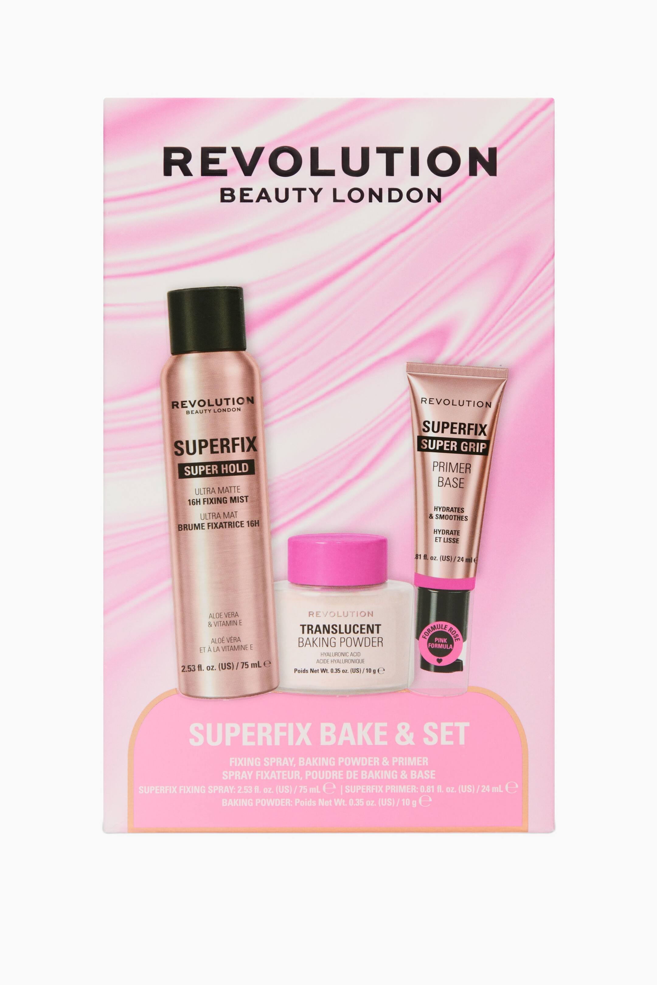 Visa större bild: Detta Revolution Superfix Bake & Set sminkgåvoset presenteras i en ljusrosa marmorerad ask med tre produkter. I setet, som är placerat sida vid sida, ingår en Superfix Super Hold Fixing Spray-flaska i roséguld med svart kork, en burk med Translucent Baking Powder med ett klarrött lock samt en Superfix Super Grip Primer i roséguld i tub med klämfunktion.