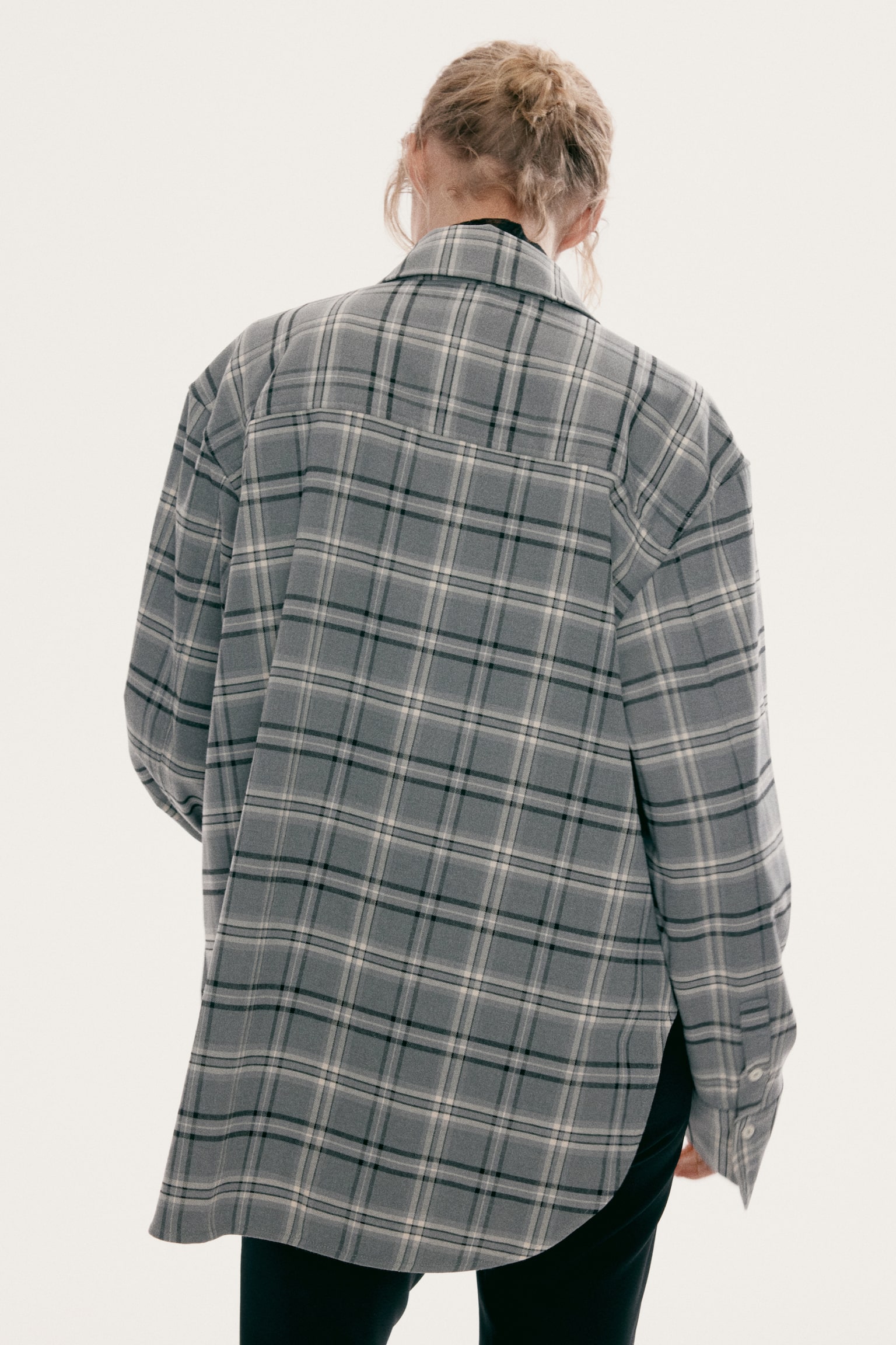 Женская рубашка H&M Oversized Flannel, цвет: Серый / Клетчатый — фото 6