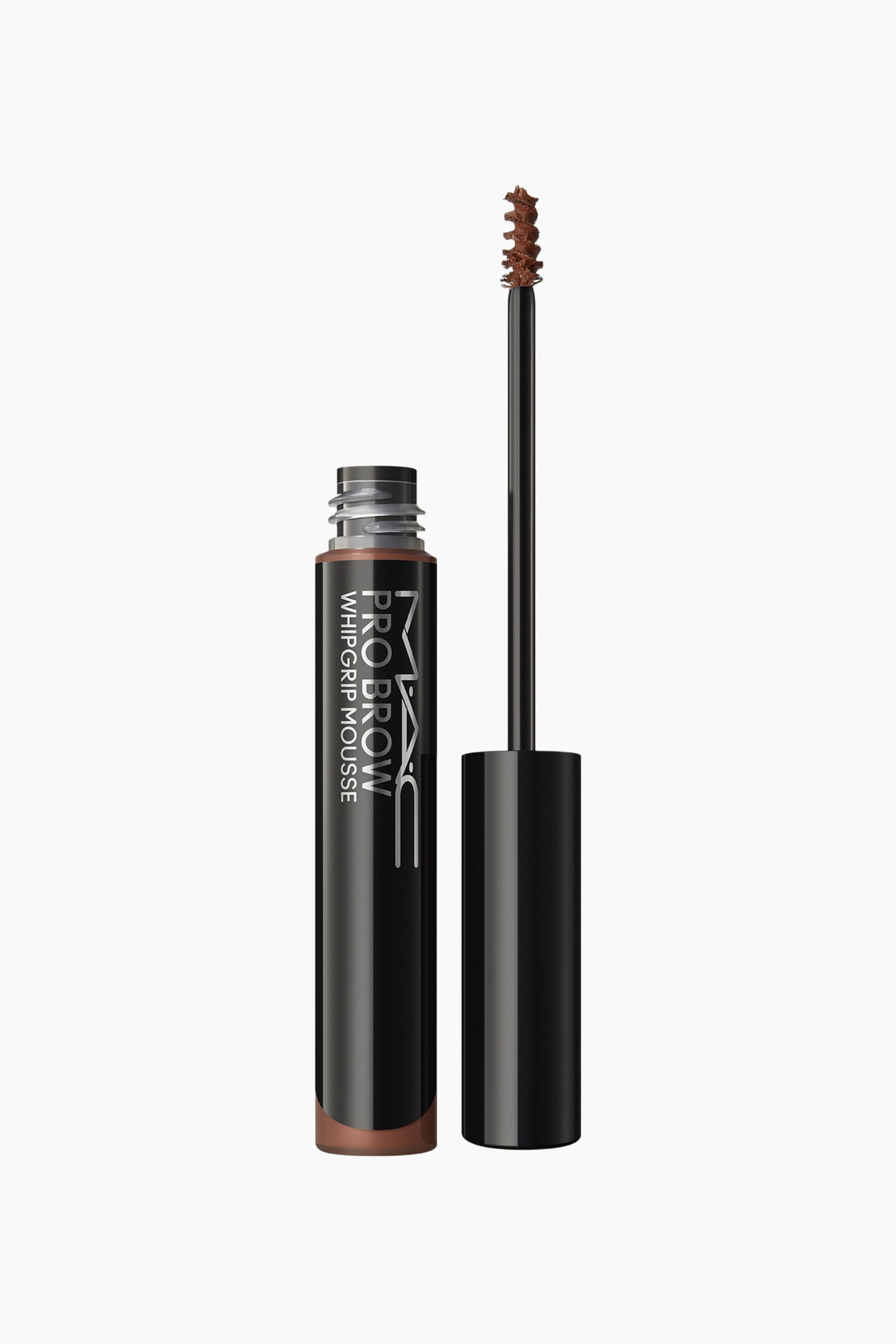 Näytä suurempi kuva: Pro Brow Whipgrip Mousse seisoo pystyasennossa, ja siinä näkyy avoin, sylinterimäinen musta tuubi, jonka kirkas pohja paljastaa ruskean tuotteen. Tuubin vieressä irrotettu levityssivellin seisoo pystysuorassa, ja siinä on musta sylinterimäinen kahva sekä ohut varsi, jonka päässä on ruskealla moussea peittämä kierrekarvainen spoolie-harja.