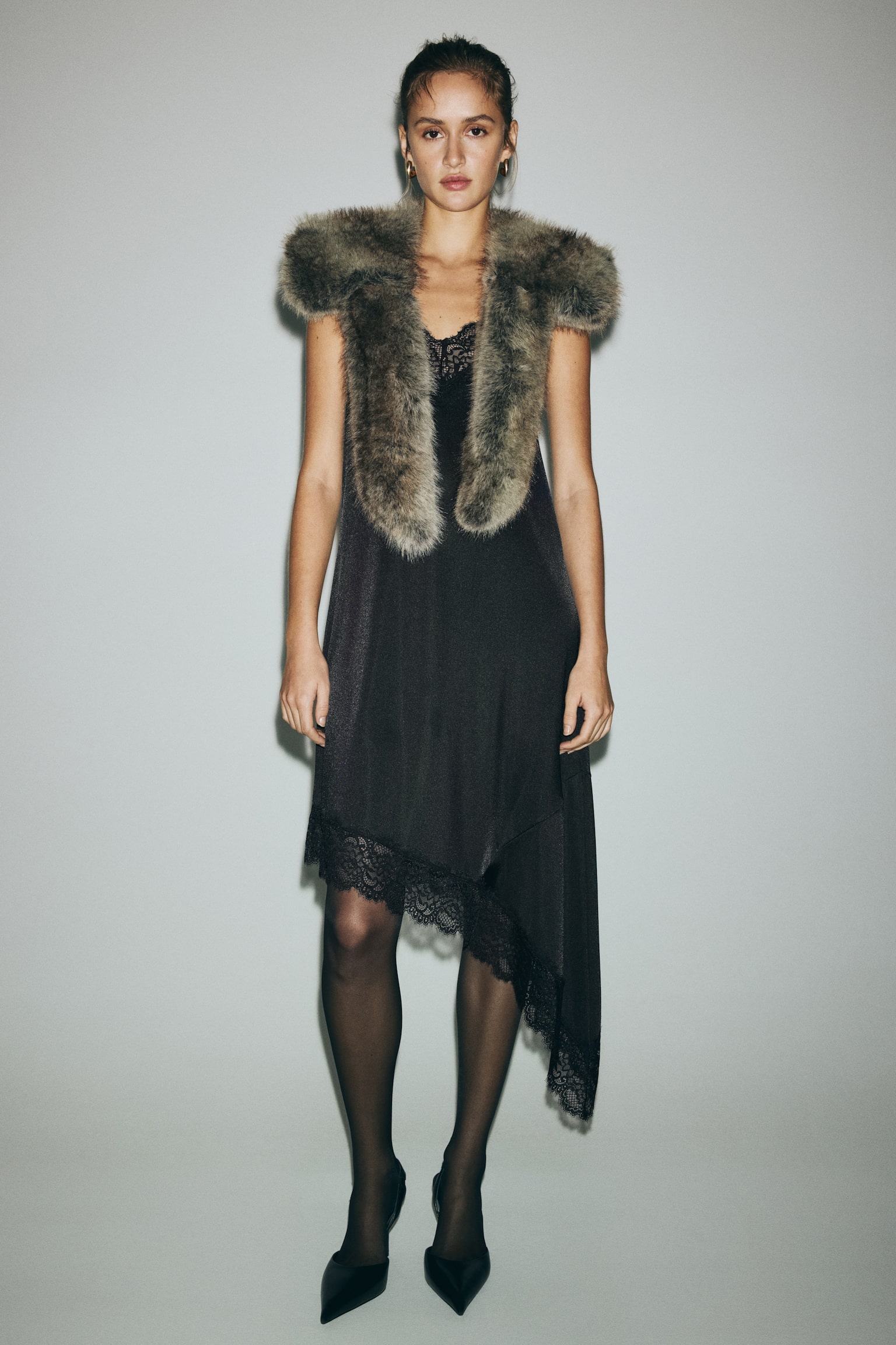 Sukienka na ramiączkach zdobiona koronką - Czarny/Ciemnobrązowy/Blady pudroworóżowy - 5