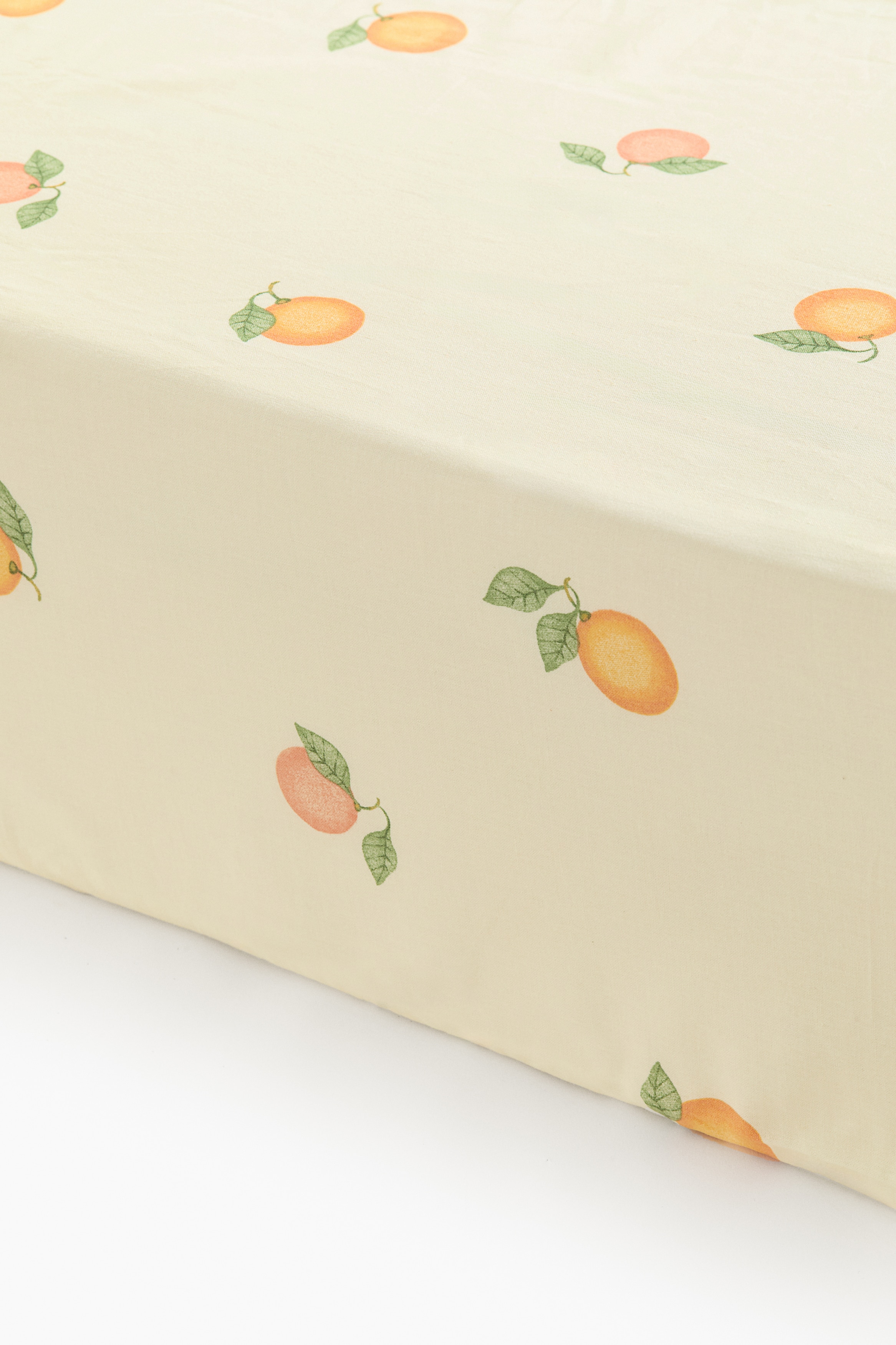 Mønstret formsydd laken i bomull - Lys gul/Appelsiner/Grønn/Dinosaurer/Lys beige/Dinosaurer/Hvit/Hjerter/Lys rosa/Frukter/Lys grønn/Kjøretøy/Hvit/Prikket/Hvit/Kløver/Hvit/Stjerner/Lys beige/Enhjørninger/Hvit/Regnbuer