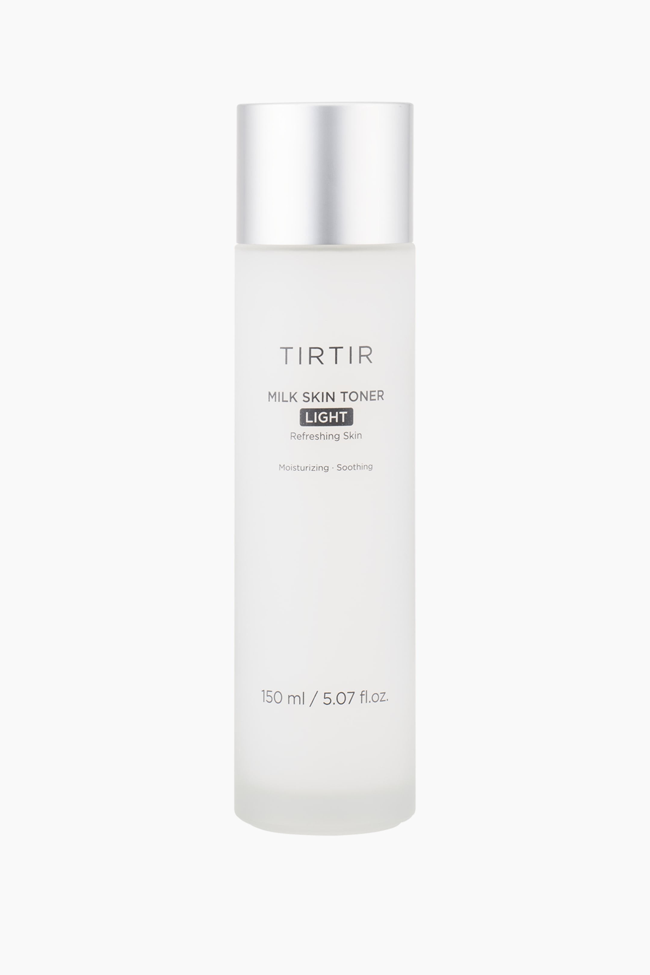 Vis større bilde: En TIRTIR Milk Skin Toner Light-flaske står oppreist og viser frem et høyt, sylindrisk design med en frostet, melkehvit kropp. En sølvfarget kork topper flasken, og svart tekst på forsiden beskriver merkevaren "TIRTIR", produktnavnet "MILK SKIN TONER LIGHT", og volumet "150 ml / 5.07 fl.oz.".