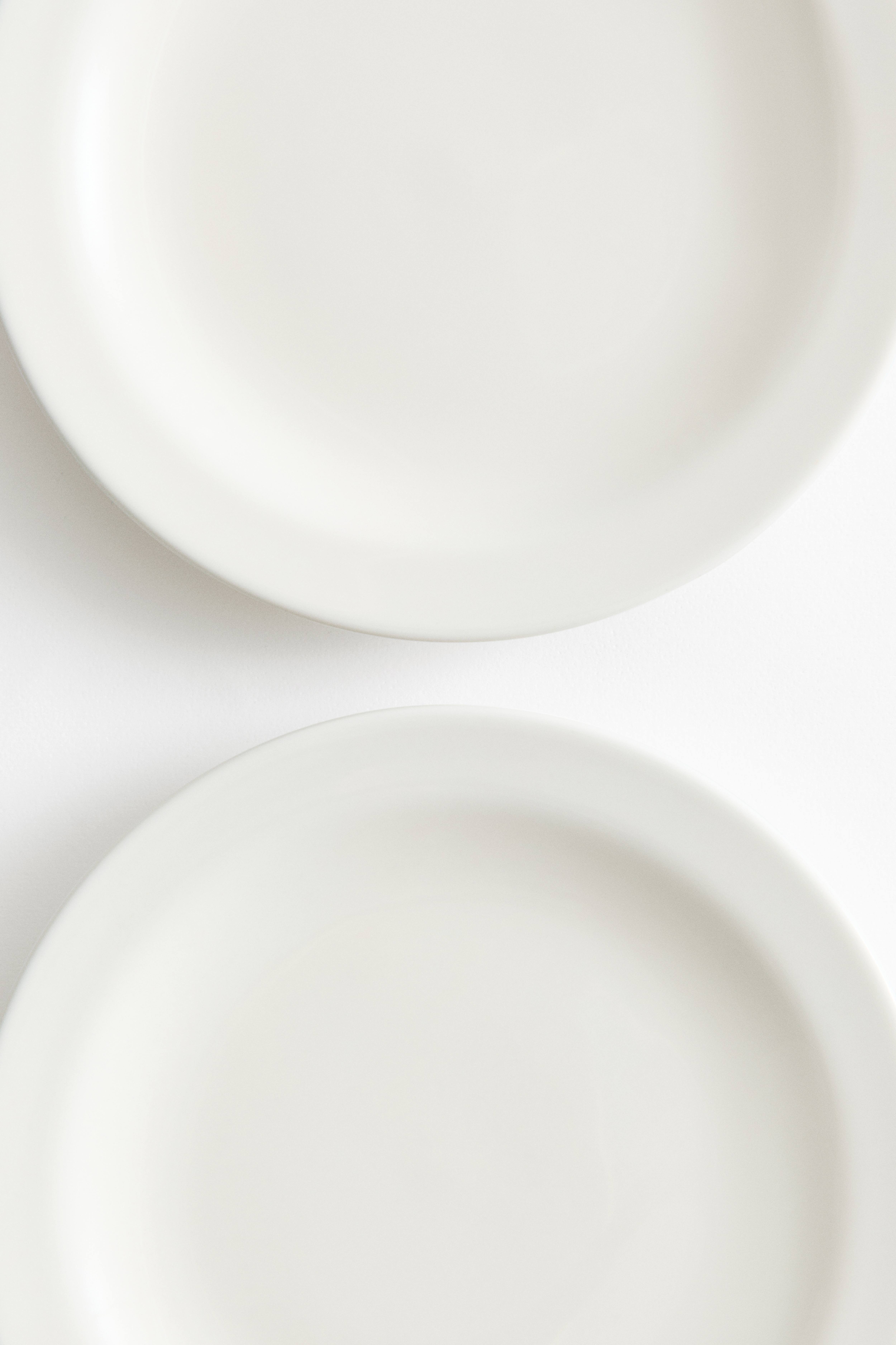 Lot de 2 petites assiettes en porcelaine