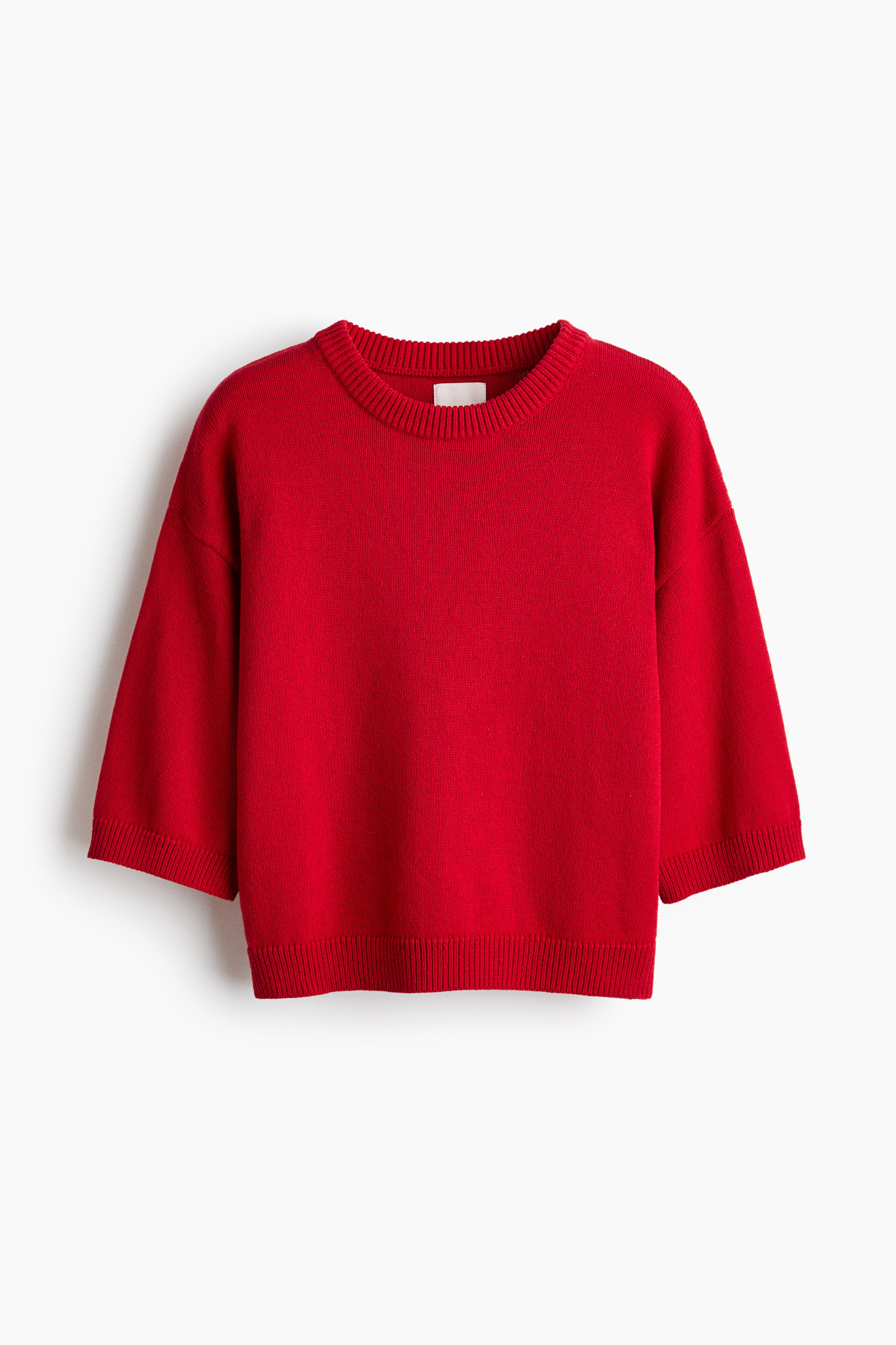 Größeres Bild ansehen: Ein roter Pullover wird frontal präsentiert, mit einem gerippten Rundhalsausschnitt und weiten Dreiviertelärmeln mit gerippten Säumen. Er ist außerdem mit einem gerippten unteren Saum gestaltet.